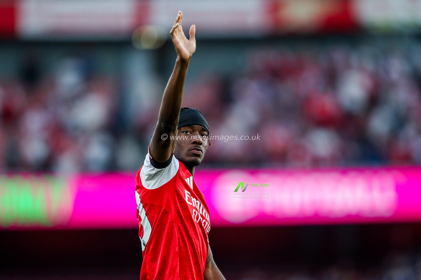 Noni Madueke of Arsenal acknowledges the fans after the teams victory following the Premier League match Arsenal vs Leeds United at Emirates Stadium, London, United Kingdom, 23rd August 2025

(Photo by Izzy Poles/News Images)