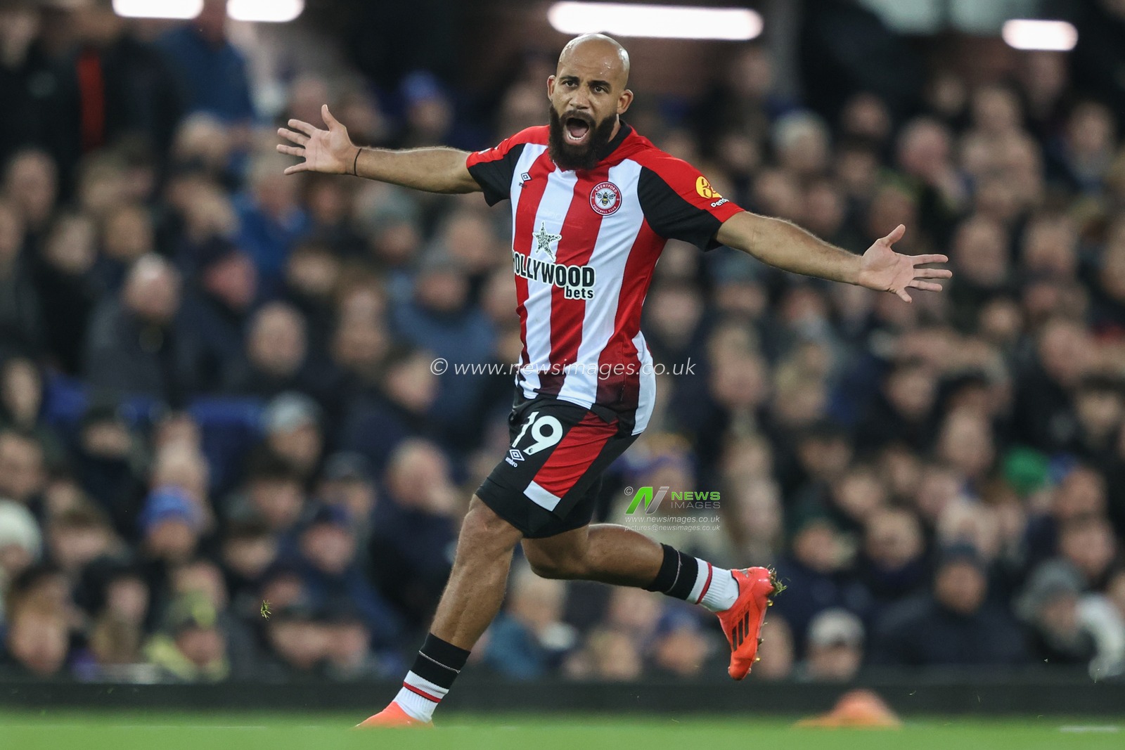 Bryan Mbeumo of Brentford gives his team instructions during the Premier League match Everton vs Brentford at Goodison Park, Liverpool, United Kingdom, 23rd November 2024

(Photo by Alfie Cosgrove/News Images)