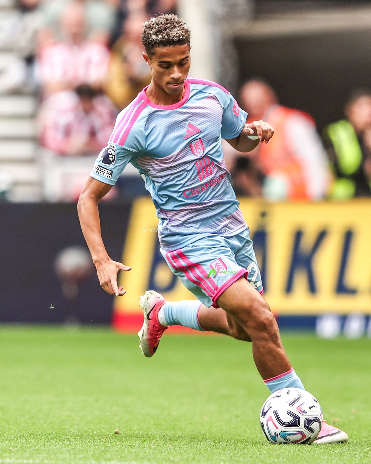 Josh King of Fulham breaks with the ball during the Premier League match Sunderland vs Fulham at Stadium Of Light, Sunderland, United Kingdom on 30 August 2026

(Photo by Alfie Cosgrove/News Images)