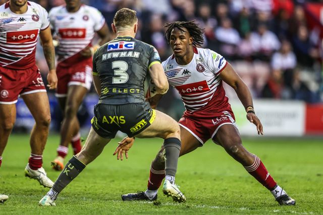 Harry Newman of Leeds Rhinos is tackled by Junior Nsemba of Wigan Warriors during the Betfred Super League round 11 match Wigan Warriors vs Leeds Rhinos at The Brick Community Stadium, Wigan, United Kingdom on 15 May 2026

(Photo by Alfie Cosgrove/News Images)