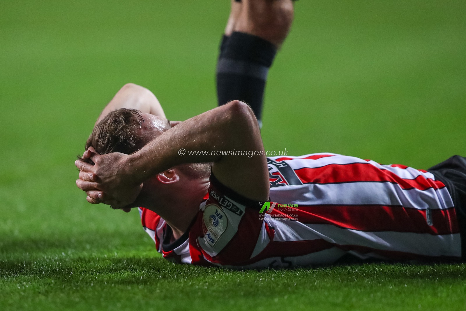 Rhys Norrington-Davies #33 of Sheffield United holds his head after going down injured during the Sky Bet Championship match Coventry City vs Sheffield United at Coventry Building Society Arena, Coventry, United Kingdom, 19th October 2022

(Photo by Gareth Evans/News Images)