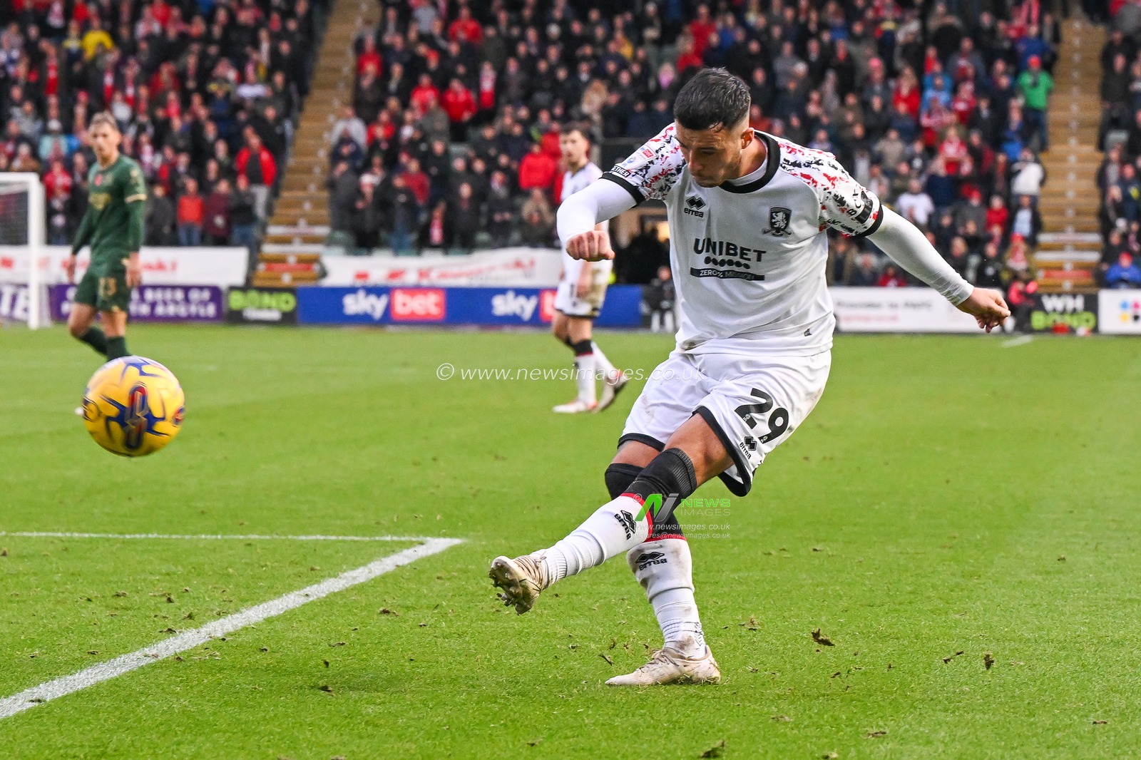 Sam Greenwood #29 of Middlesbrough crosses the ball during the Sky Bet Championship match Plymouth Argyle vs Middlesbrough at Home Park, Plymouth, United Kingdom, 4th November 2023

(Photo by Craig Thomas/News Images)