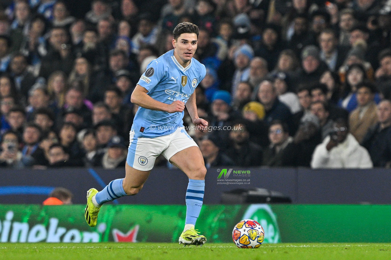 JuliÃ¡n Ãlvarez of Manchester City makes a break with the ball during the UEFA Champions League match Manchester City vs F.C. Copenhagen at Etihad Stadium, Manchester, United Kingdom, 6th March 2024

(Photo by Cody Froggatt/News Images)