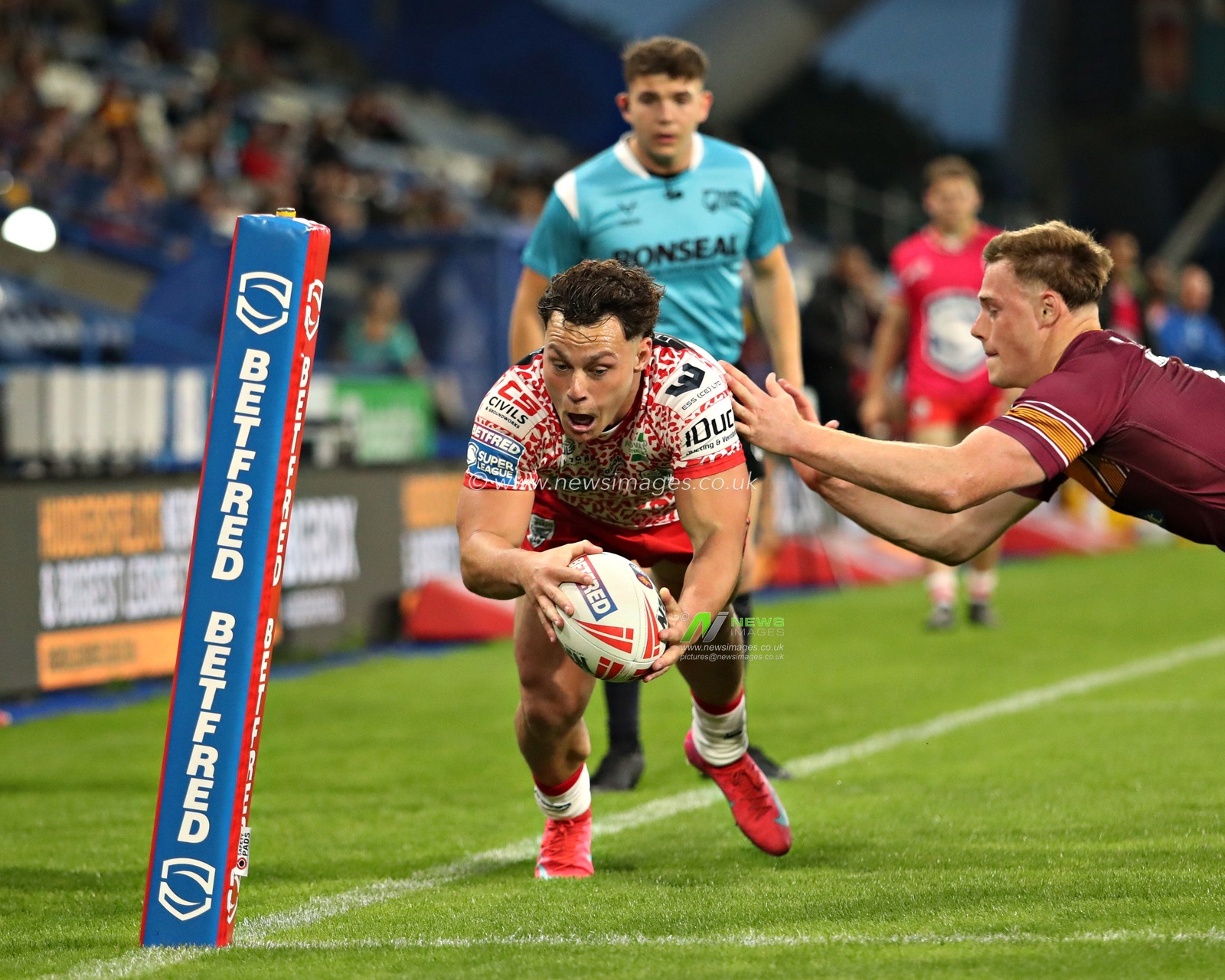 Lachlan Lam of Leigh Leopards scores a try during the Betfred Super League Round 13 match Huddersfield Giants vs Leigh Leopards at John Smith's Stadium, Huddersfield, United Kingdom, 29th May 2025

(Photo by Sam Eaden/News Images)