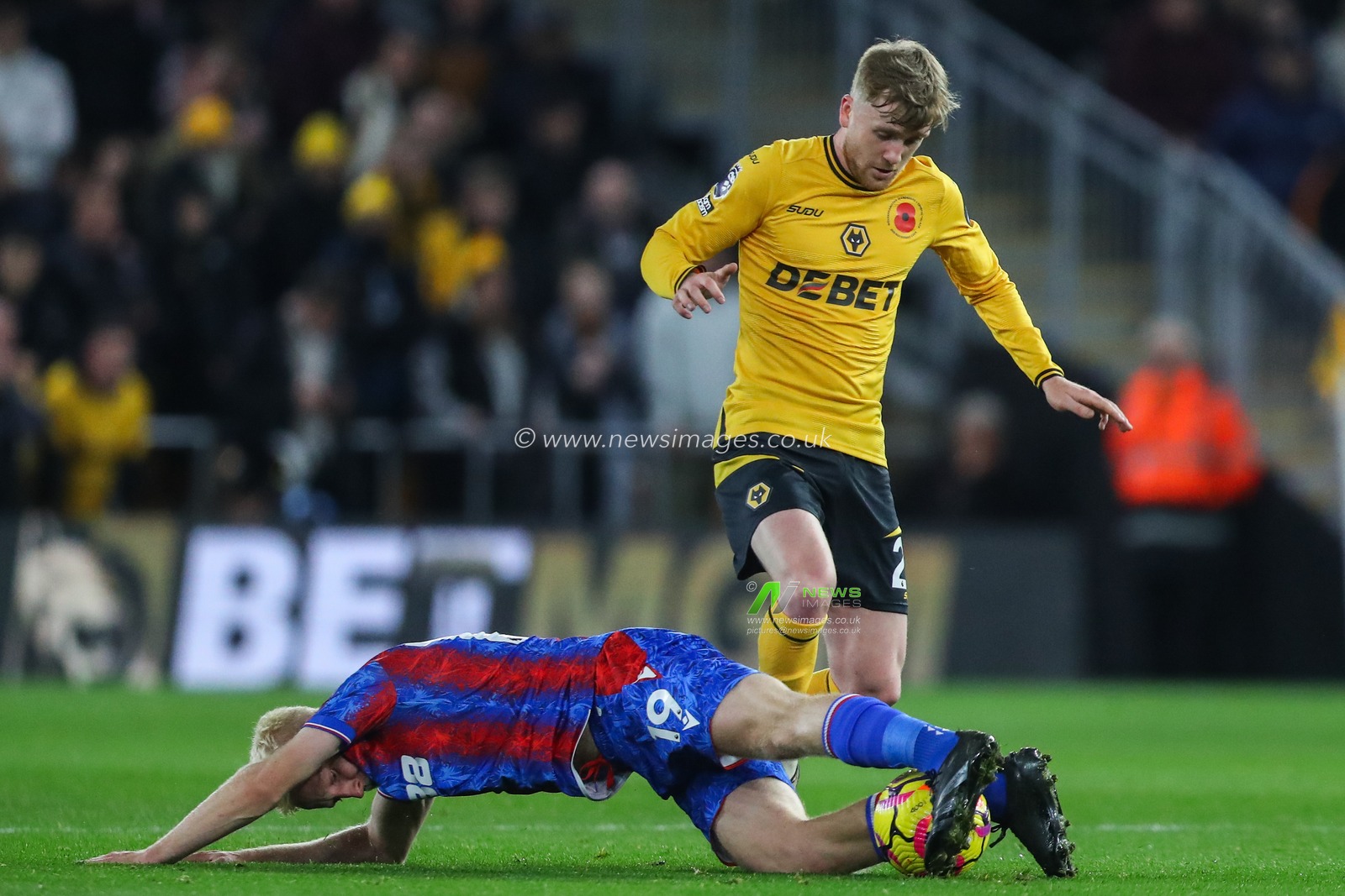 Tommy Doyle of Wolverhampton Wanderers and Will Hughes of Crystal Palace battle for the ball during the Premier League match Wolverhampton Wanderers vs Crystal Palace at Molineux, Wolverhampton, United Kingdom, 2nd November 2024

(Photo by Gareth Evans/News Images)