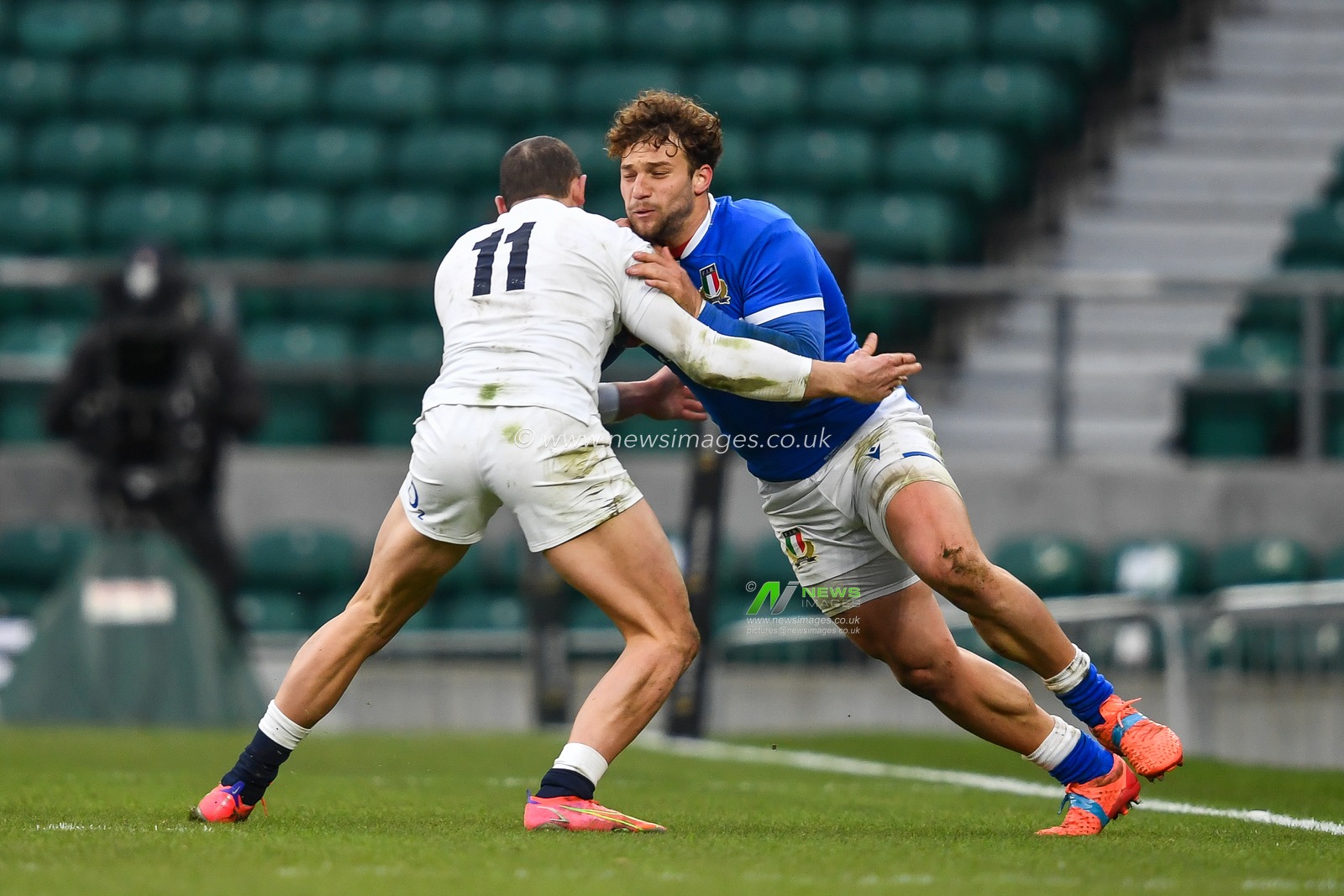 Federico Mori of Italy is tackled by Jonny May of England