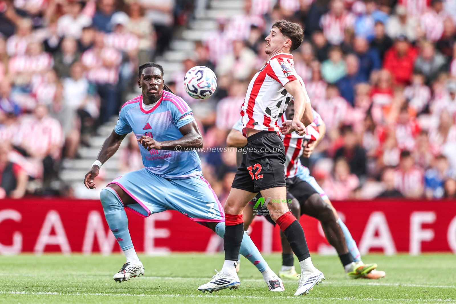 Trai Hume of Sunderland controls the ball during the Premier League match Sunderland vs Fulham at Stadium Of Light, Sunderland, United Kingdom on 30 August 2026

(Photo by Alfie Cosgrove/News Images)