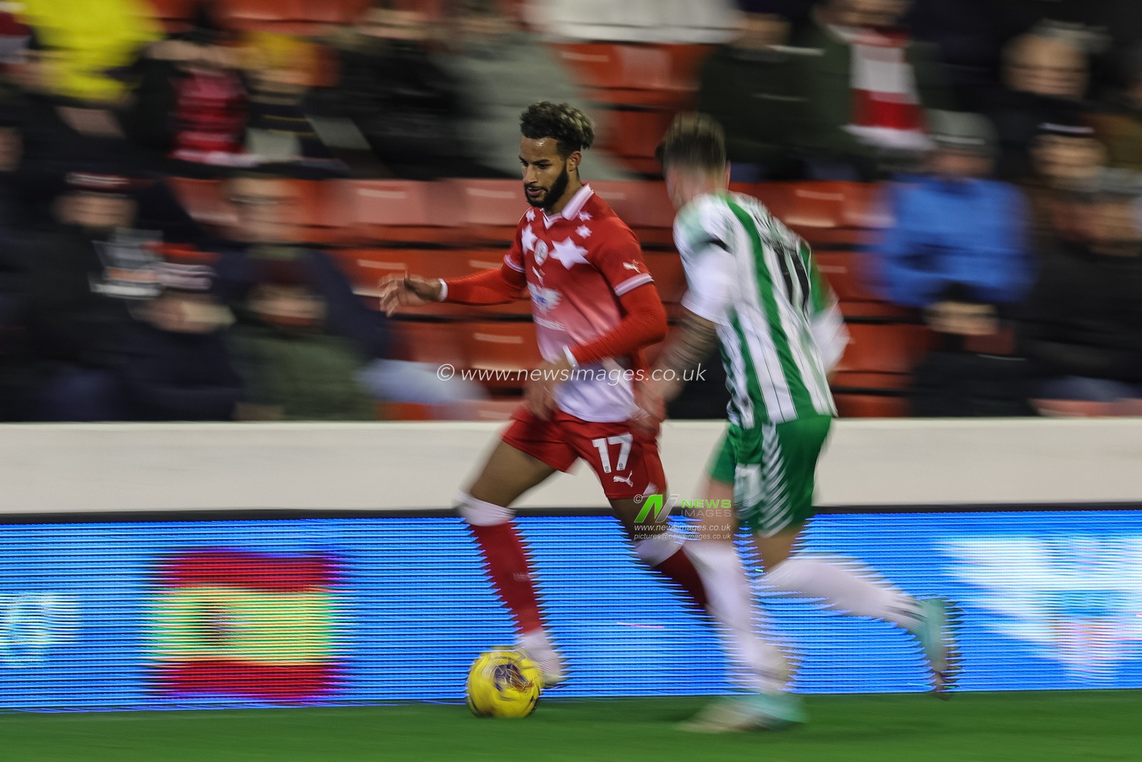 Barry Cotter #17 of Barnsley breaks with the ball during the Sky Bet League 1 match Barnsley vs Wycombe Wanderers at Oakwell, Barnsley, United Kingdom, 28th November 2023

(Photo by Mark Cosgrove/News Images)