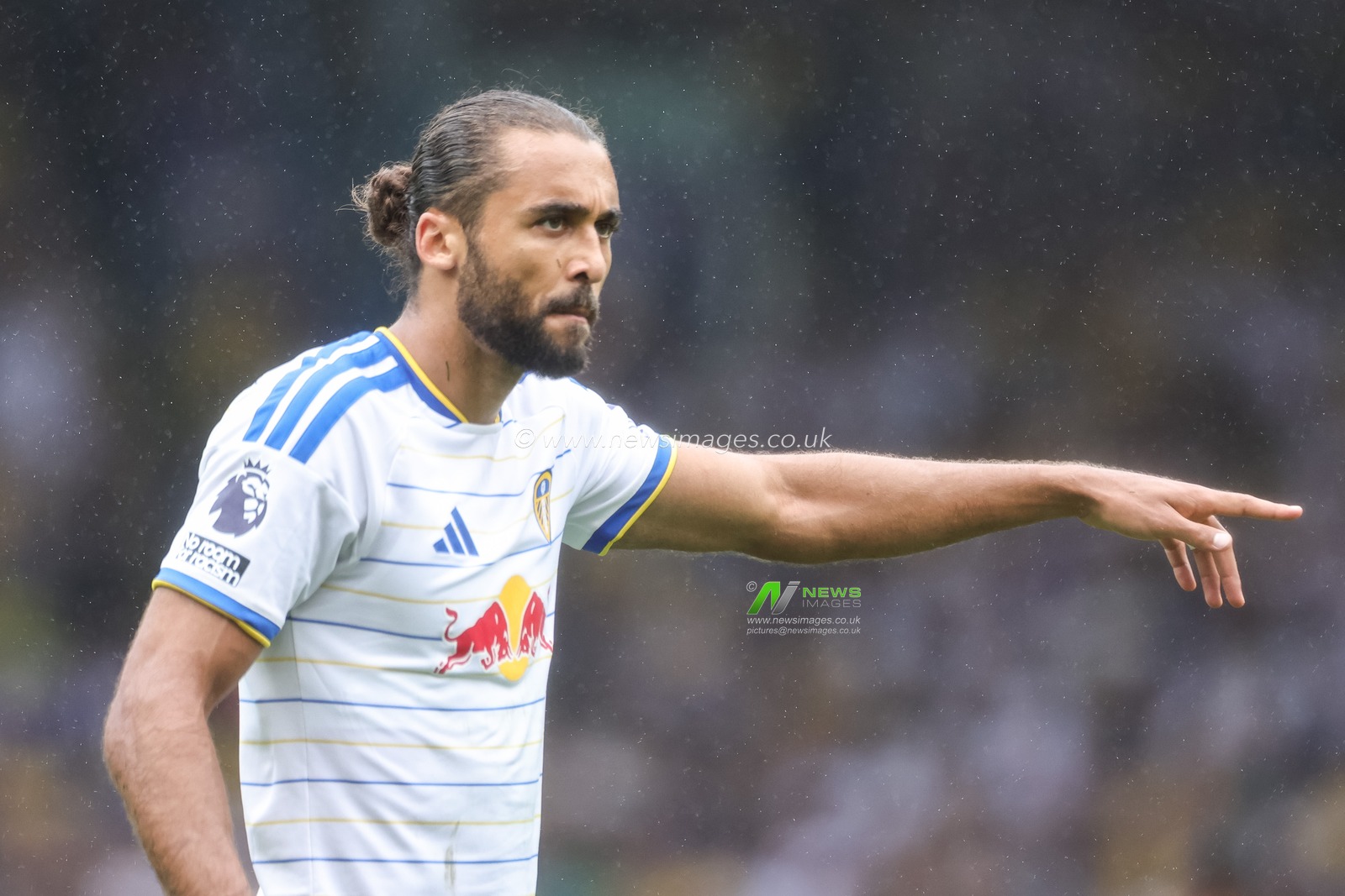 Dominic Calvert-Lewin of Leeds United gives his team instructions during the Premier League match Leeds United vs Brentford at Elland Road, Leeds, United Kingdom on 30 August 2026

(Photo by Mark Cosgrove/News Images)