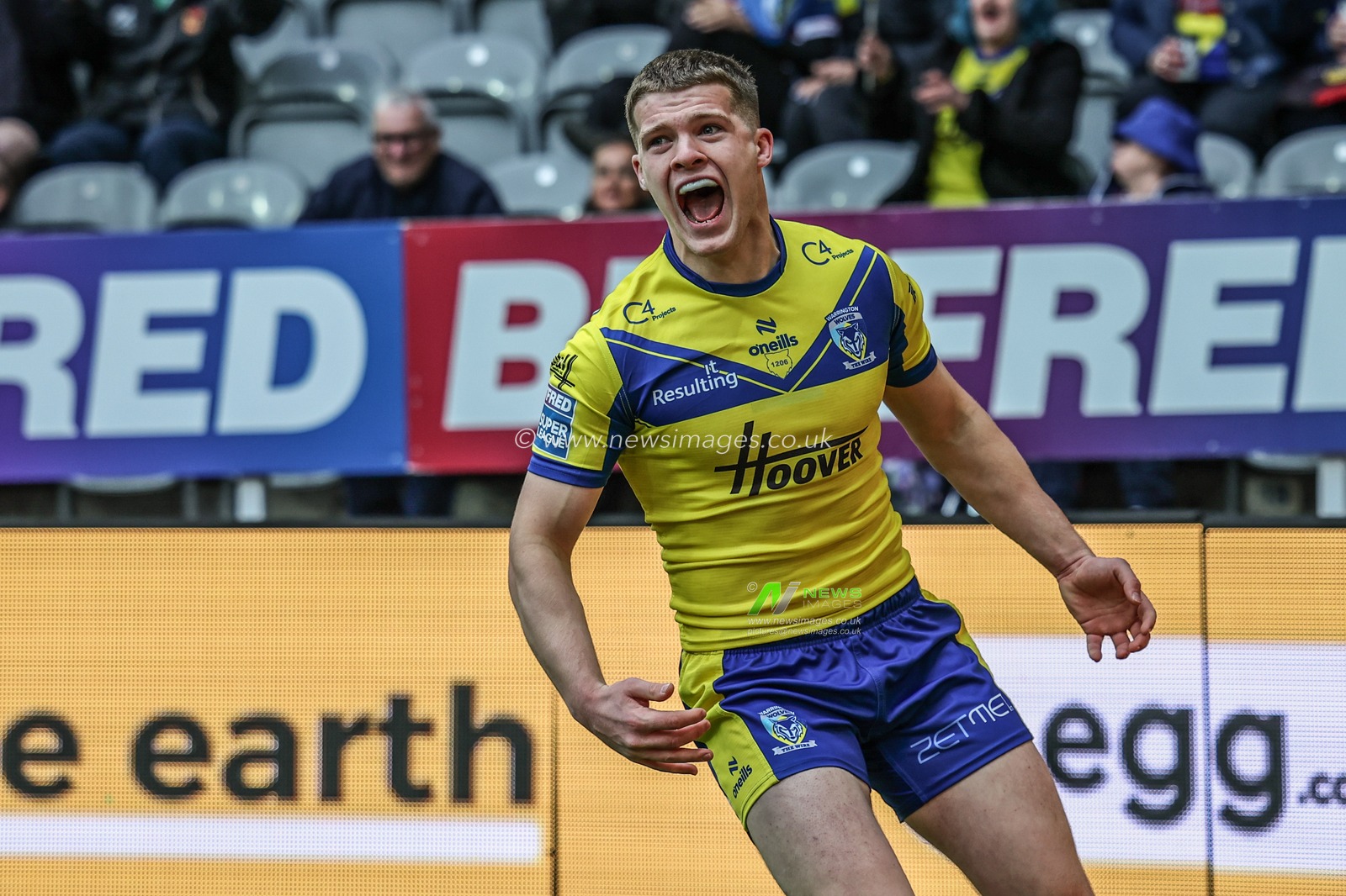 Jake Thewlis of Warrington Wolves celebrates his try during the Betfred Magic Weekend 2025 match Huddersfield Giants vs Hull FC at St. James's Park, Newcastle, United Kingdom, 4th May 2025

(Photo by Mark Cosgrove/News Images)
