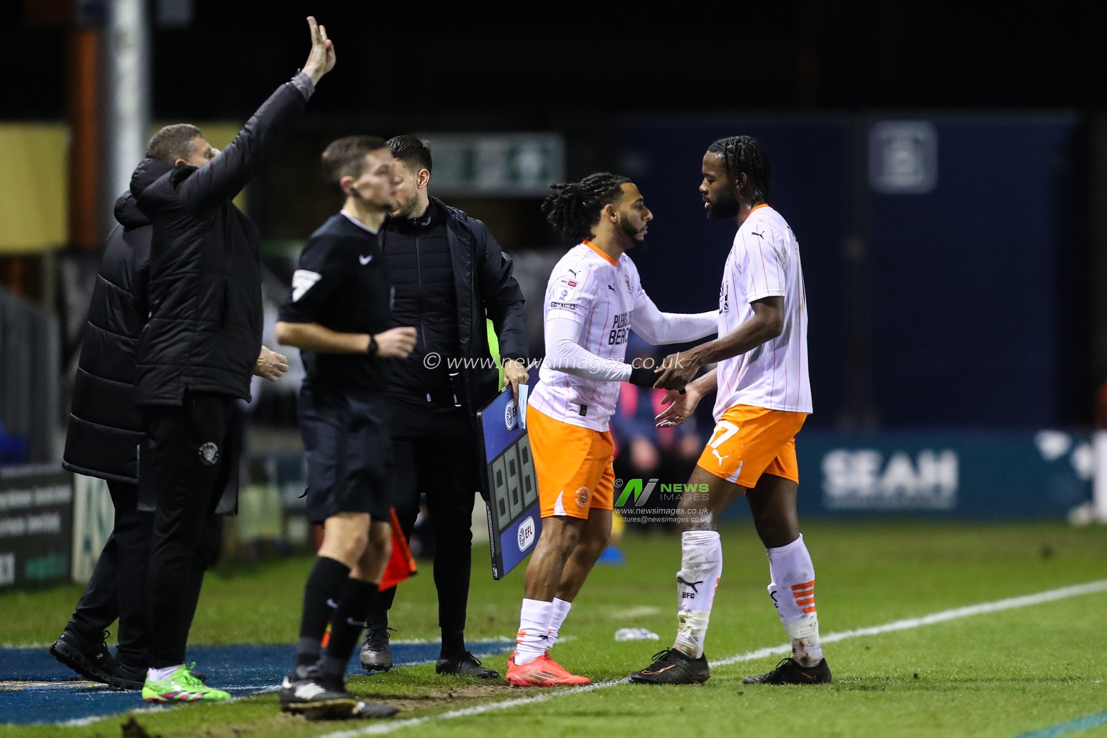 Dom Thompson of Blackpool replaces Josh Onomah of Blackpool during the Sky Bet League 1 match Shrewsbury Town vs Blackpool at Croud Meadow, Shrewsbury, United Kingdom, 4th December 2024

(Photo by Gareth Evans/News Images)