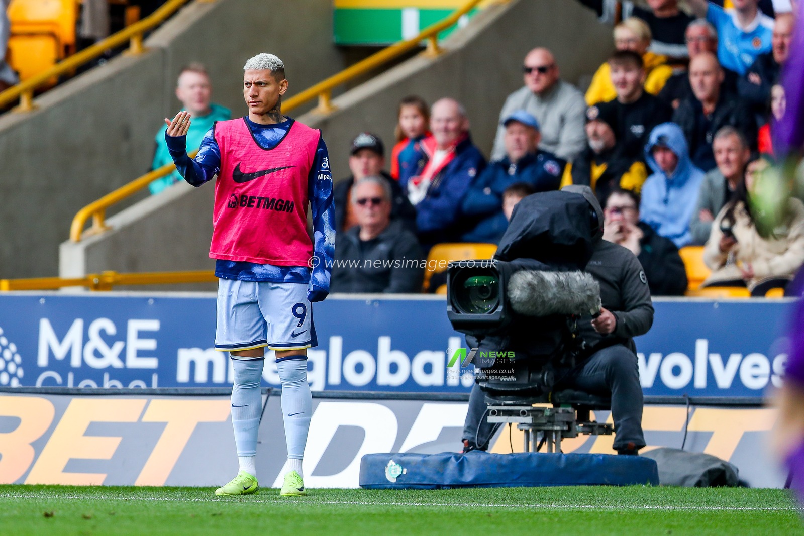 Richarlison of Tottenham Hotspur gives the team instructions during the Premier League match Wolverhampton Wanderers vs Tottenham Hotspur at Molineux, Wolverhampton, United Kingdom, 13th April 2025

(Photo by Gareth Evans/News Images)