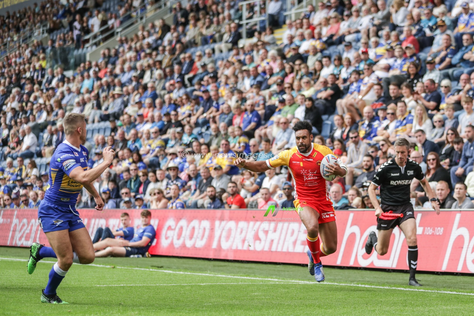 30th June 2019 , Emerald Headingley Stadium, England; Betfred Super League, Round 20, Leeds Rhinos vs Catalans Dragons ; Jodie Broughton (2) of Catalans Dragons makes a break 


Credit: Mark Cosgrove/News Images
