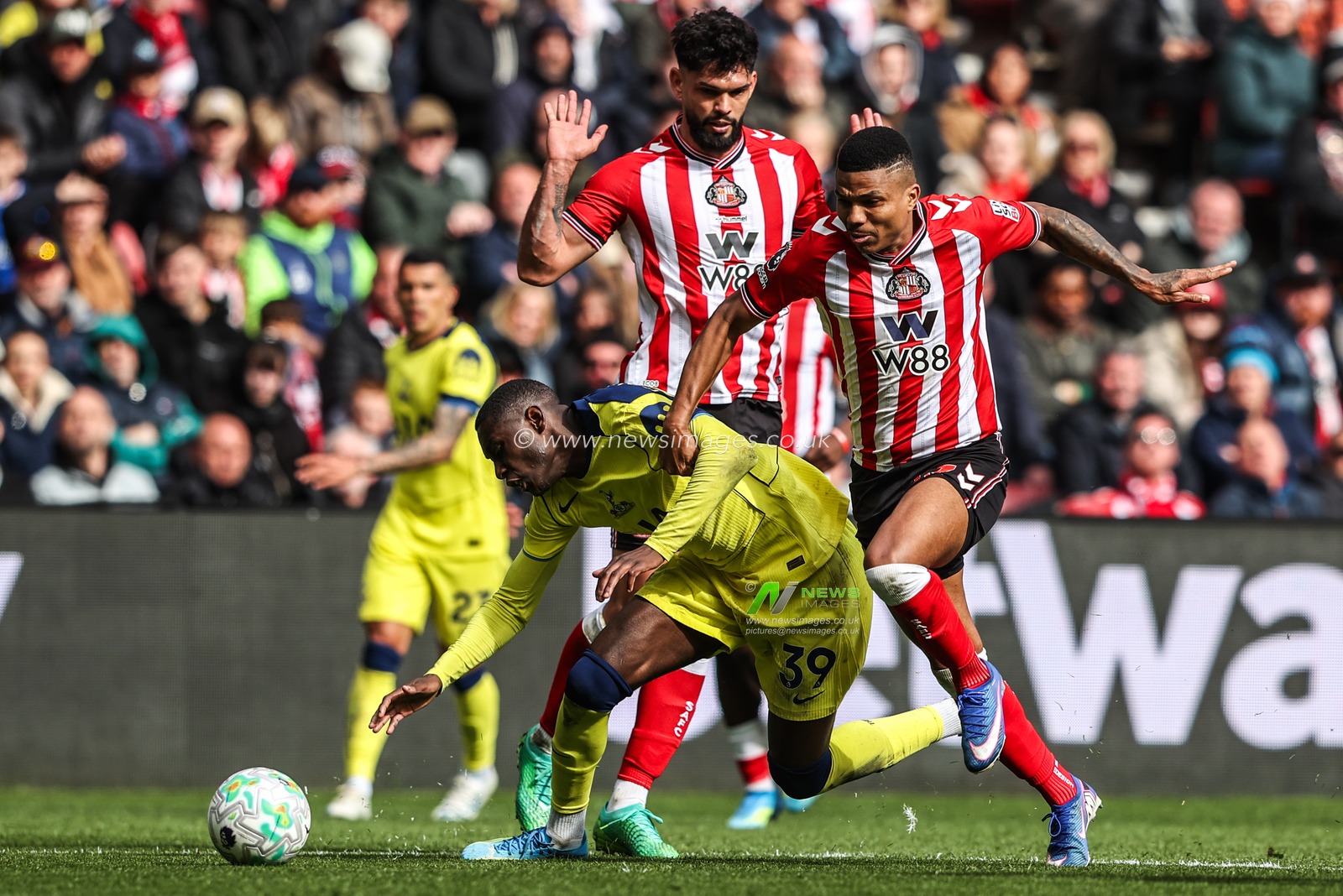 Randal Kolo Muani of Tottenham Hotspur goes down trying to claim a penalty from Reinildo Mandava of Sunderland during the Premier League match Sunderland vs Tottenham Hotspur at Stadium Of Light, Sunderland, United Kingdom on 12 April 2026

(Photo by Alfie Cosgrove/News Images)