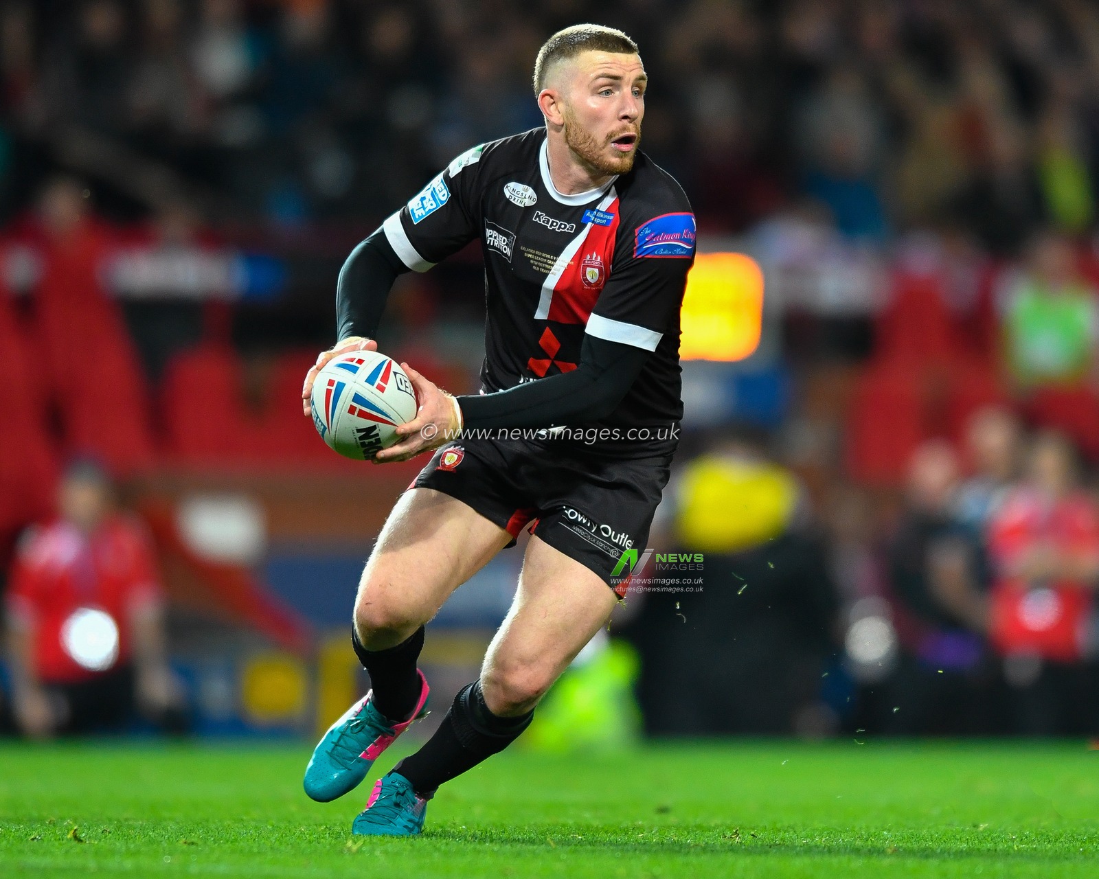 12th October 2019, Old Trafford, Manchester, England; The Grand Final 2019, Saint Helens v Salford Red Devils : Jackson Hastings (31) of Salford Red Devils looks for a pass

Credit: Simon Whitehead/News Images