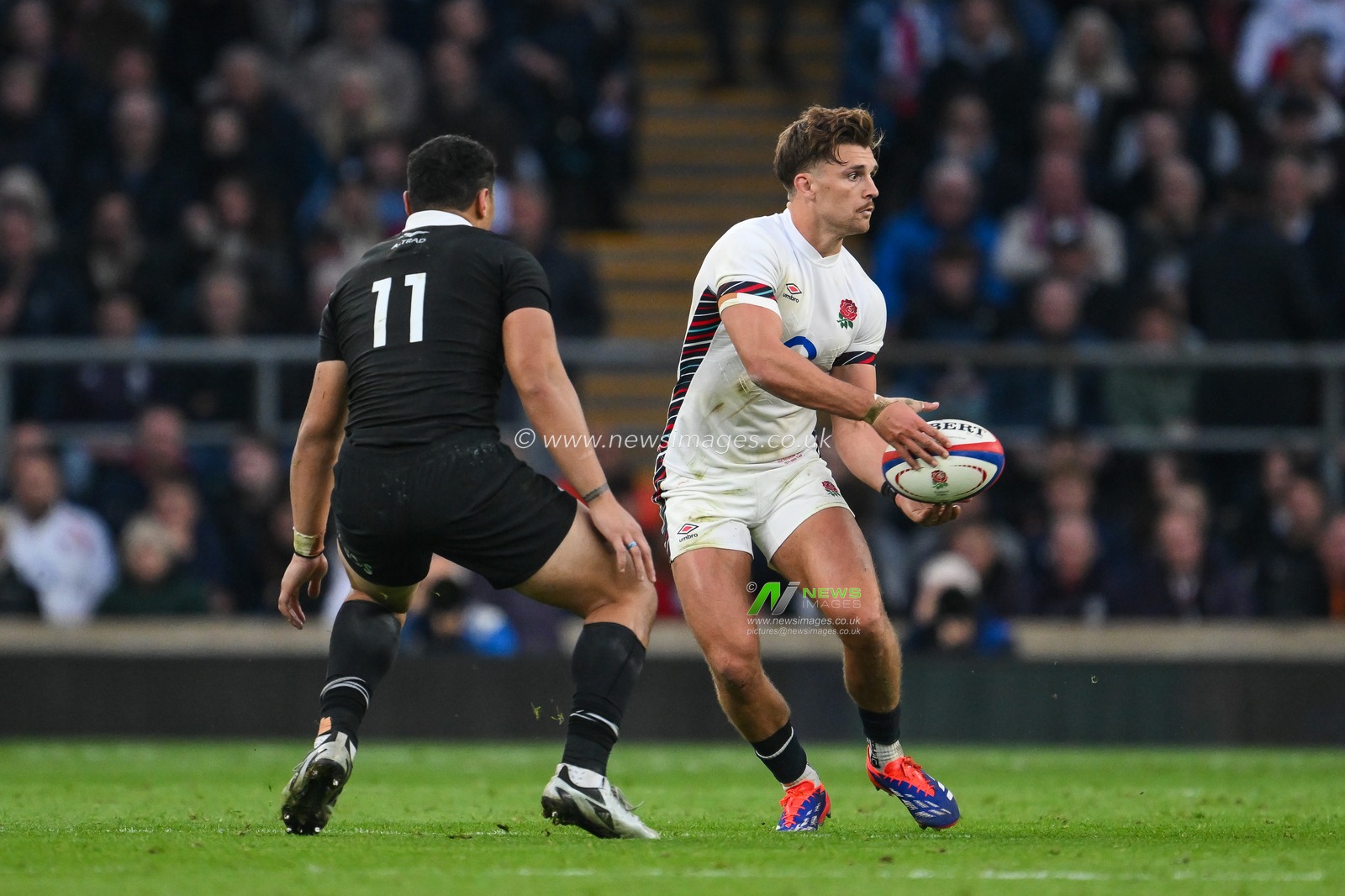 Henry Slade of England in action during the Autumn Nations Series match England vs New Zealand at Allianz Stadium,, Twickenham, United Kingdom, 2nd November 2024

(Photo by Craig Thomas/News Images)
