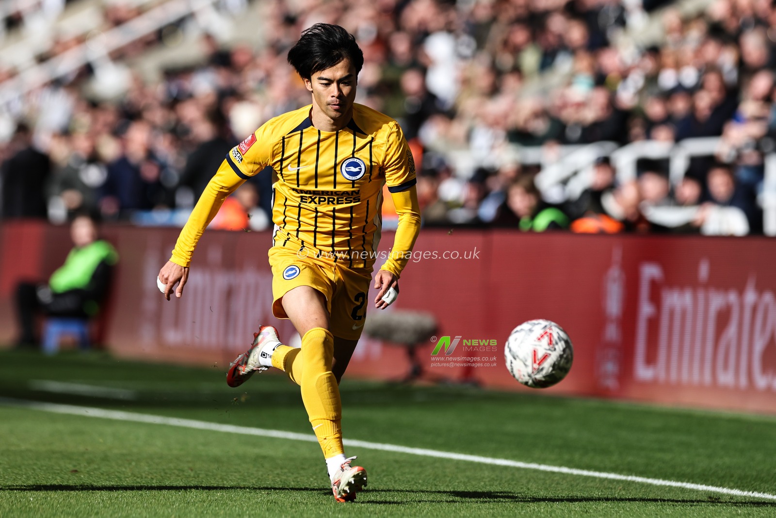 Kaoru Mitoma of Brighton & Hove Albion goes forward with the ball during the Emirates FA Cup 5th Round Newcastle United vs Brighton and Hove Albion at St. James's Park, Newcastle, United Kingdom, 2nd March 2025

(Photo by Mark Cosgrove/News Images)