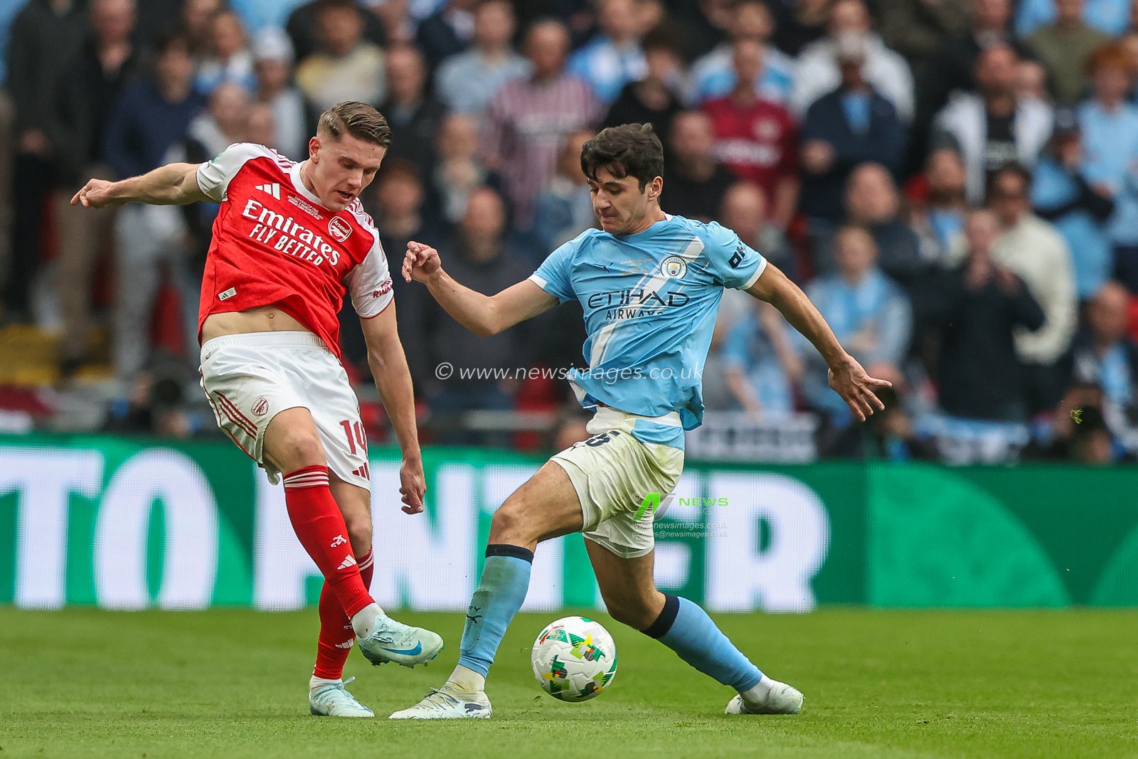 Viktor Gyokeres of Arsenal runs with the ball marked by Abdukodir Khusanov of Manchester City during the Carabao Cup Final match Arsenal vs Manchester City at Emirates, London, United Kingdom on 22 March 2026

(Photo by Alfie Cosgrove/News Images)