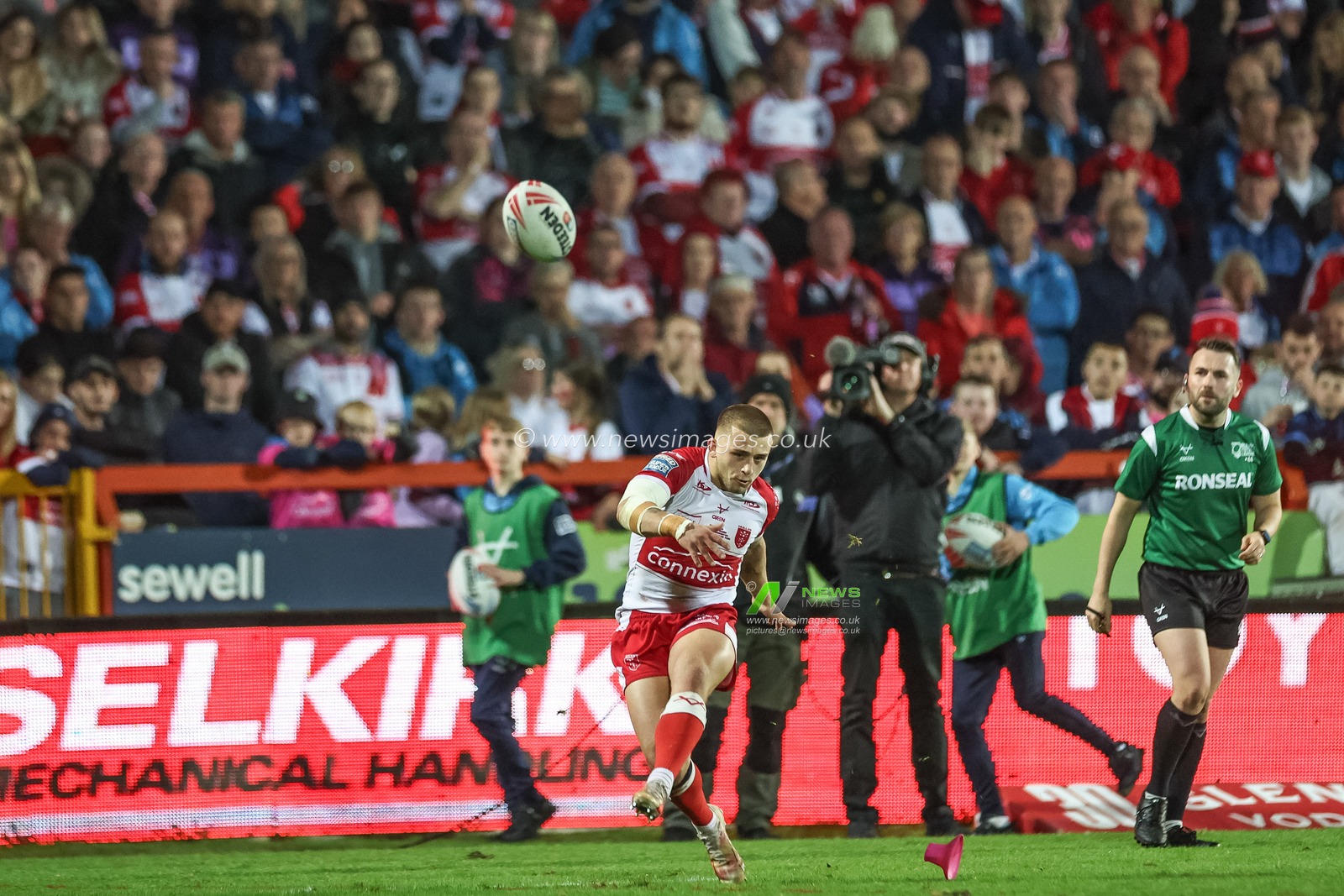 Mikey Lewis of Hull KR converts for a goal during the Betfred Super League Semi-Finals match Hull KR vs Warrington Wolves at Sewell Group Craven Park, Kingston upon Hull, United Kingdom, 4th October 2024

(Photo by Mark Cosgrove/News Images)