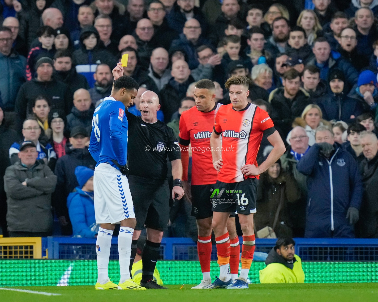 Referee Simon Hooper give Youssef Chermiti of Everton his first yellow card of the match, during the Emirates FA Cup Fourth Round match Everton vs Luton Town at Goodison Park, Liverpool, United Kingdom, 27th January 2024

(Photo by Steve Flynn/News Images)