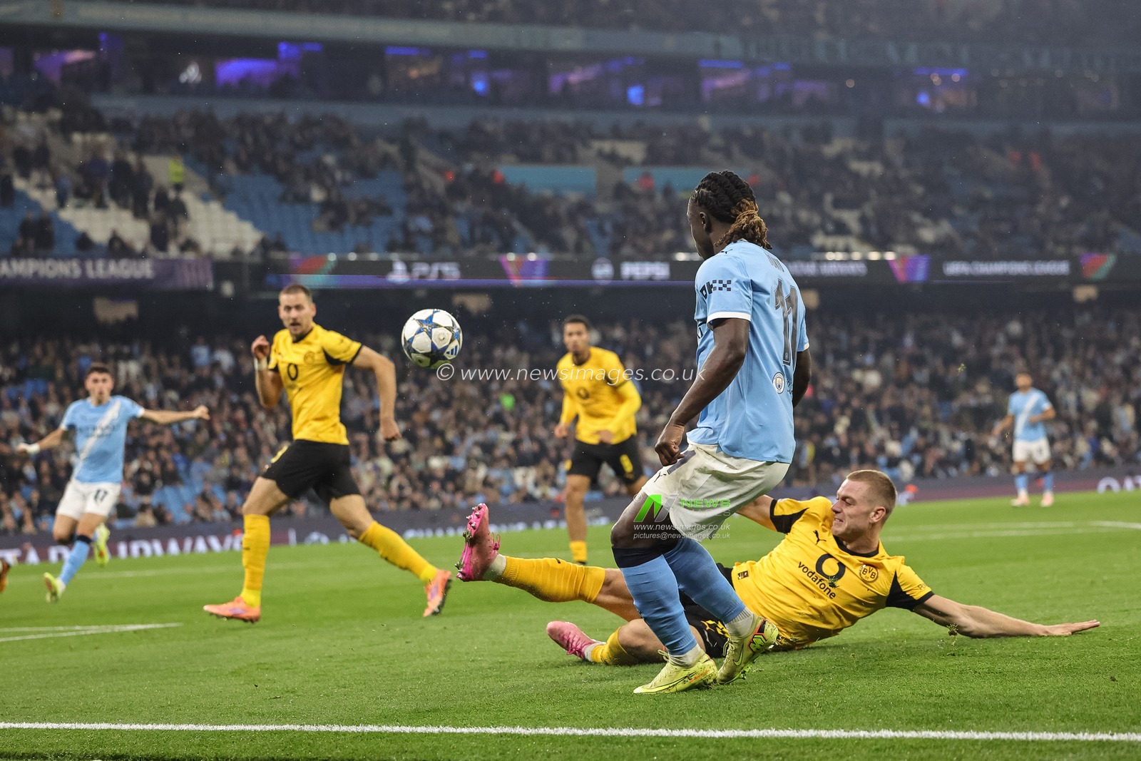 Jeremy Doku of Manchester City crosses the ball during the UEFA Champions League Matchday 4 of 8 Manchester City vs Borussia Dortmund at the City of Manchester Stadium, Manchester, United Kingdom, 5th November 2025

(Photo by Mark Cosgrove/News Images)

*** GER AUT SUI OUT ***