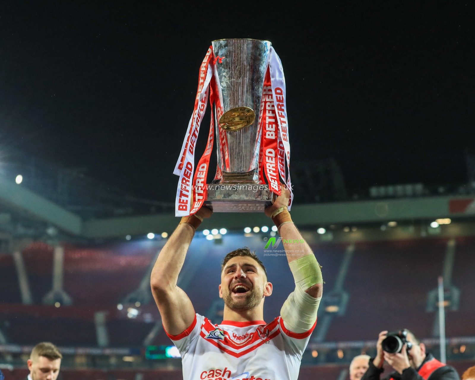 12th October 2019, Old Trafford, Manchester, England; The Grand Final 2019, Saint Helens v Salford Red Devils : Tommy Makinson (2) of St Helens lifts the Grand Final Trophy 

Credit: Mark Cosgrove/News Images