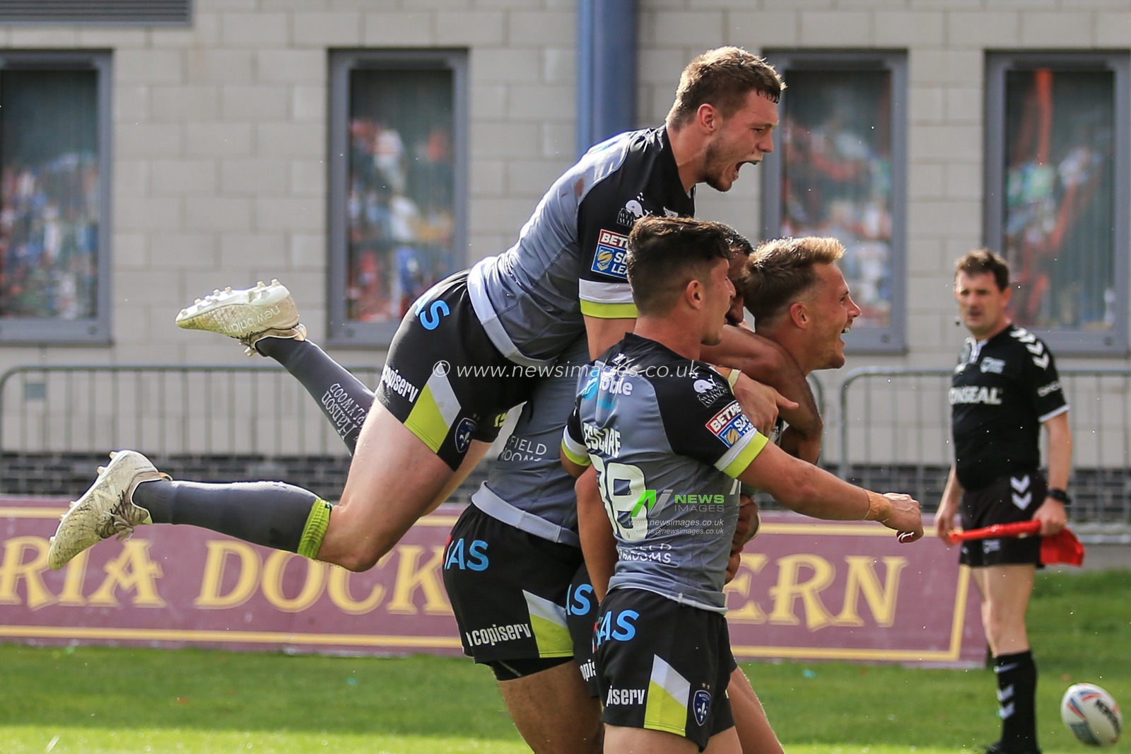 18th August 2019, KCOM Craven Park, Hull, England; Betfred Super League, Round 26, Hull KR vs Wakefield Trinity ; Jacob Miller (6) of Wakefield Trinity celebrates his try 


Credit: David Greaves/News Images