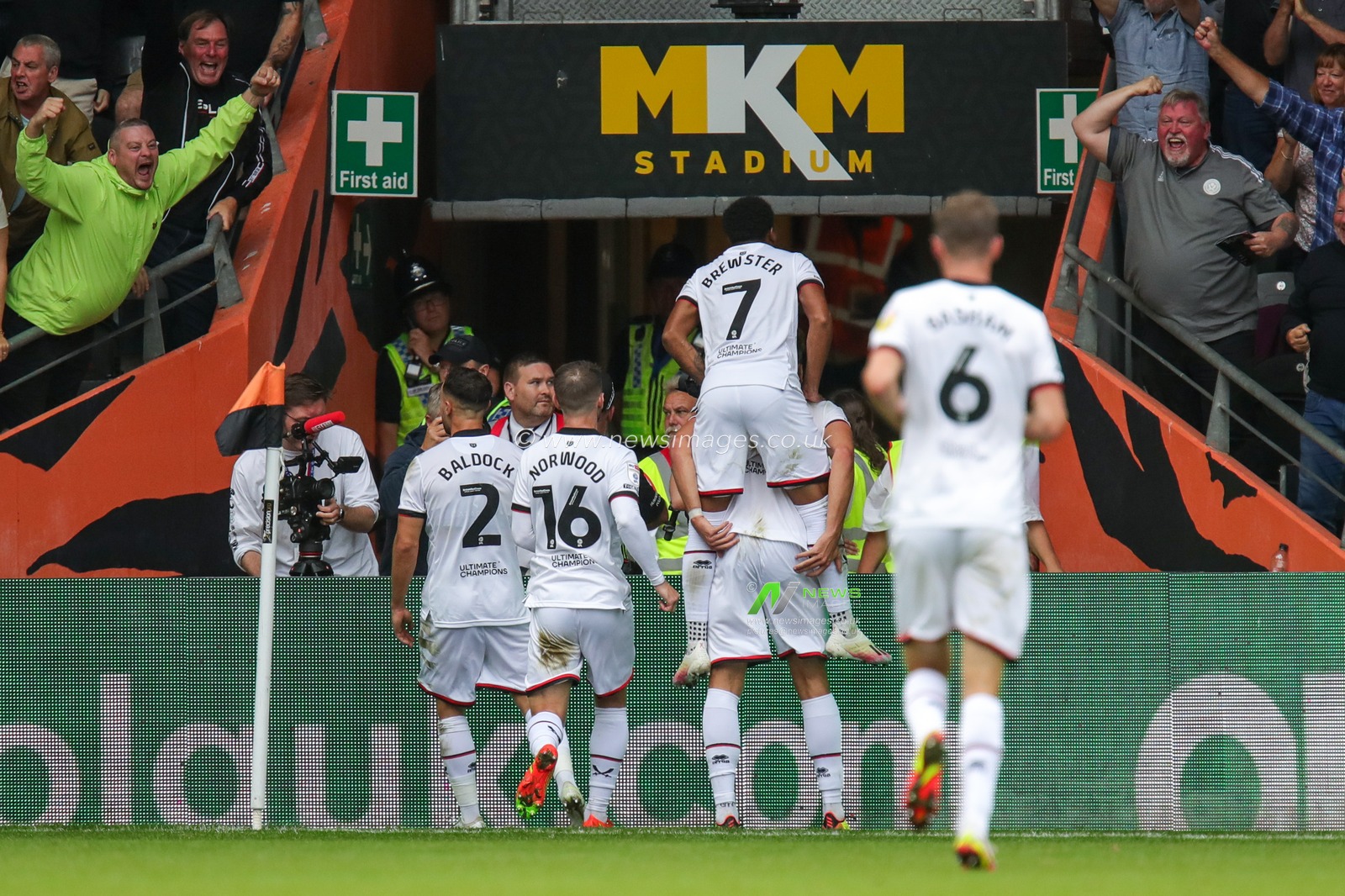 Sander Berge #8 of Sheffield United celebrates his goal and makes the score 0-2 during the Sky Bet Championship match Hull City vs Sheffield United at MKM Stadium, Hull, United Kingdom, 4th September 2022

(Photo by James Heaton/News Images)