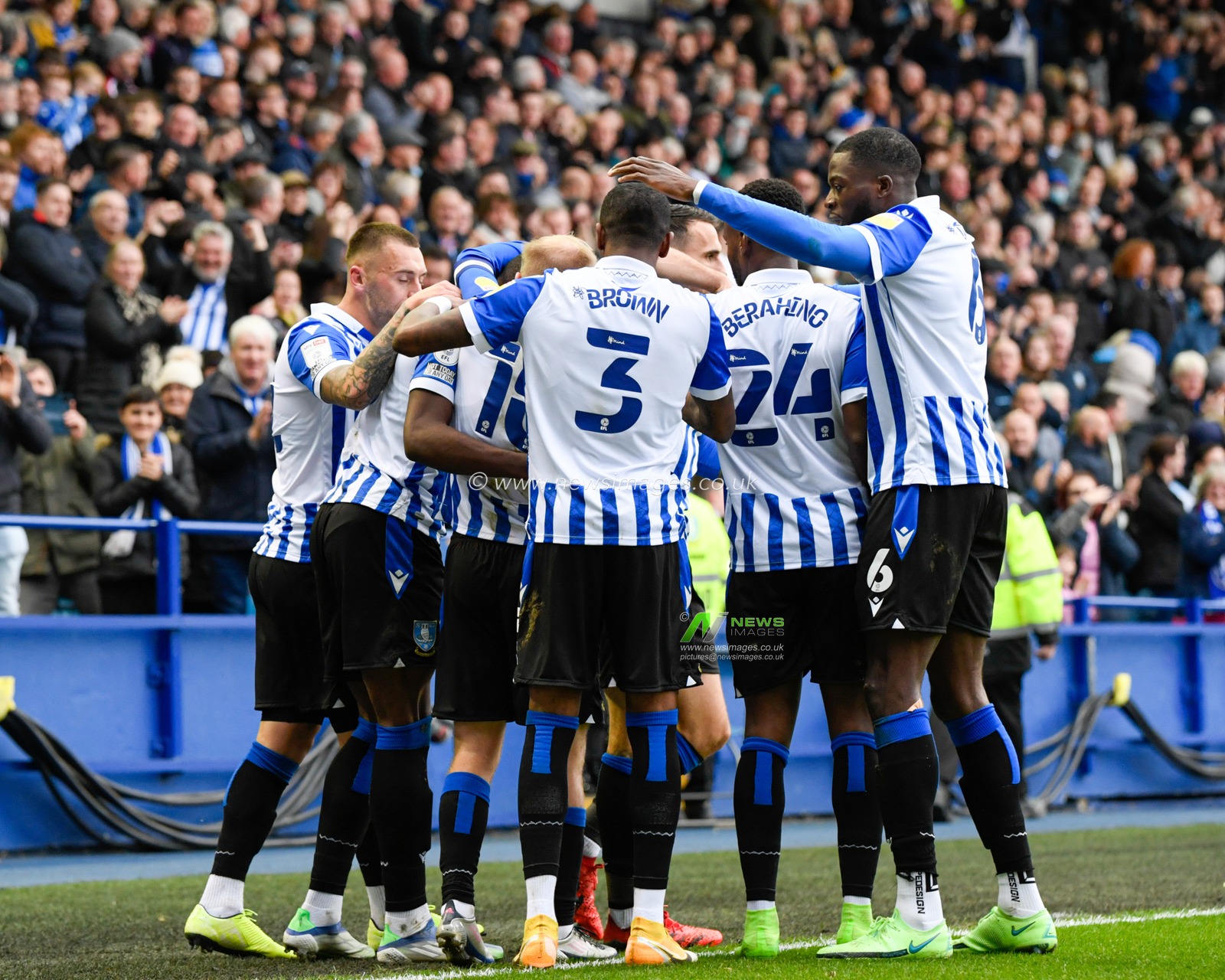 Dennis Adeniran #8 of Sheffield Wednesday celebrates scoring a goal with his team mates to make it 1-0
