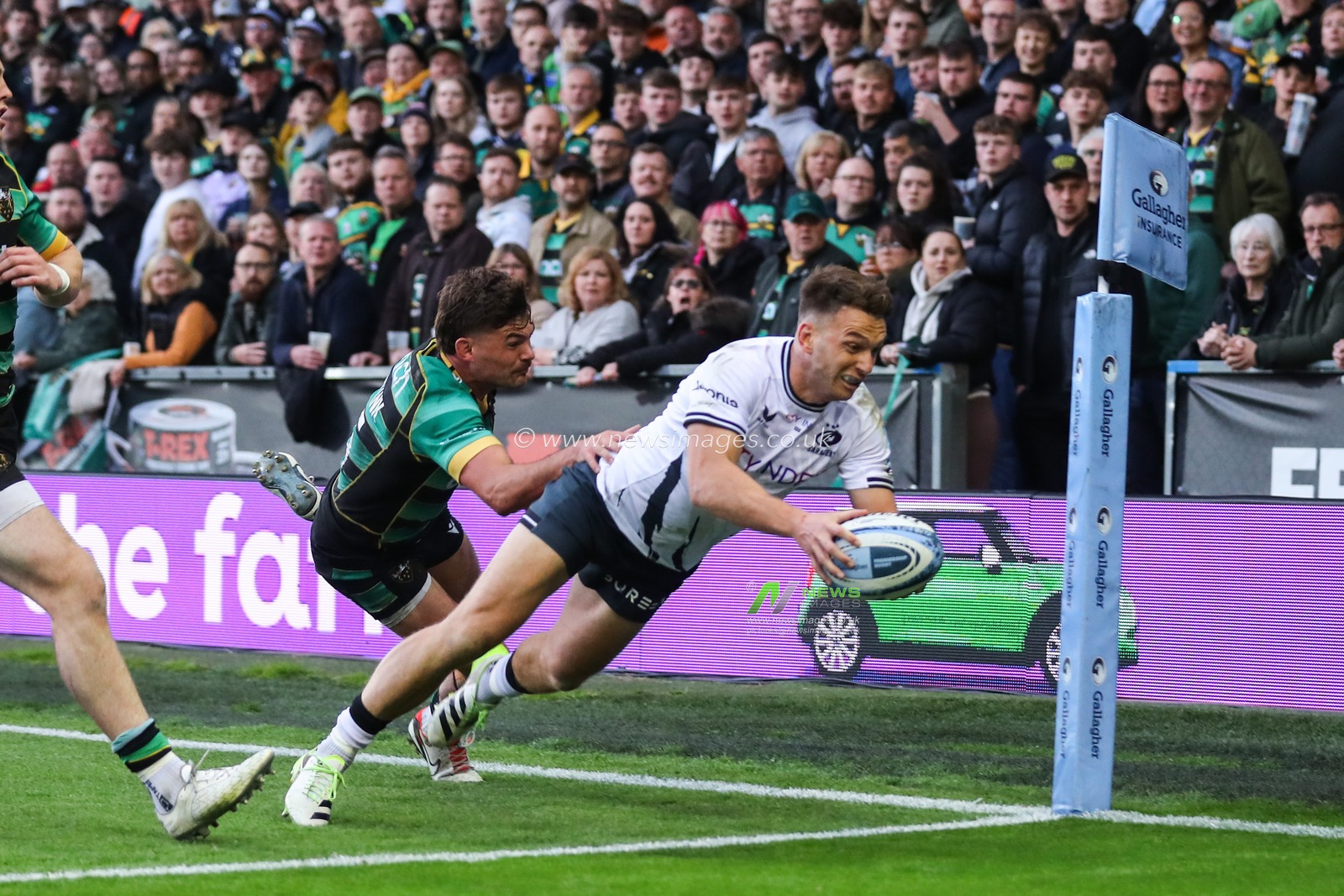 Alex Lewington of Saracens goes over for a try and makes the score 16-11 during the Gallagher Premiership Play-off Semi-final match Northampton Saints vs Saracens at Cinch Stadium at Franklin's Gardens, Northampton, United Kingdom, 31st May 2024

(Photo by Gareth Evans/News Images)