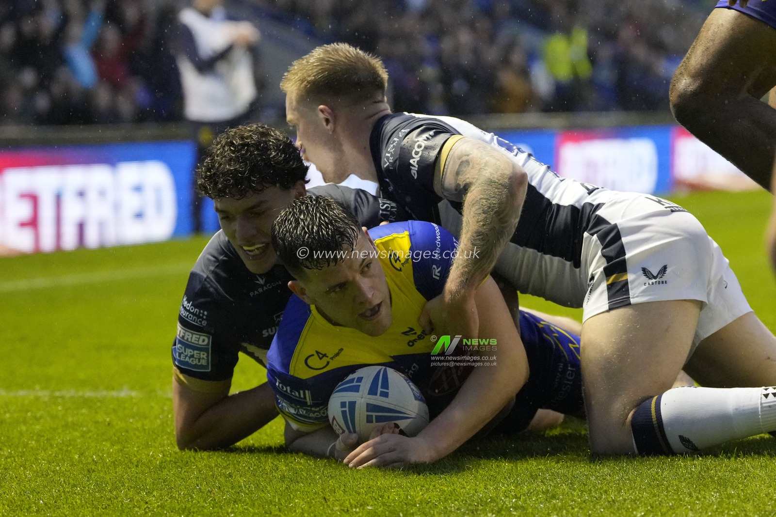 Josh Thewlis of Warrington Wolves dives over the line to score a try during the Betfred Super League Round 10 match Warrington Wolves vs Hull FC at Halliwell Jones Stadium, Warrington, United Kingdom, 3rd May 2024

(Photo by Steve Flynn/News Images)