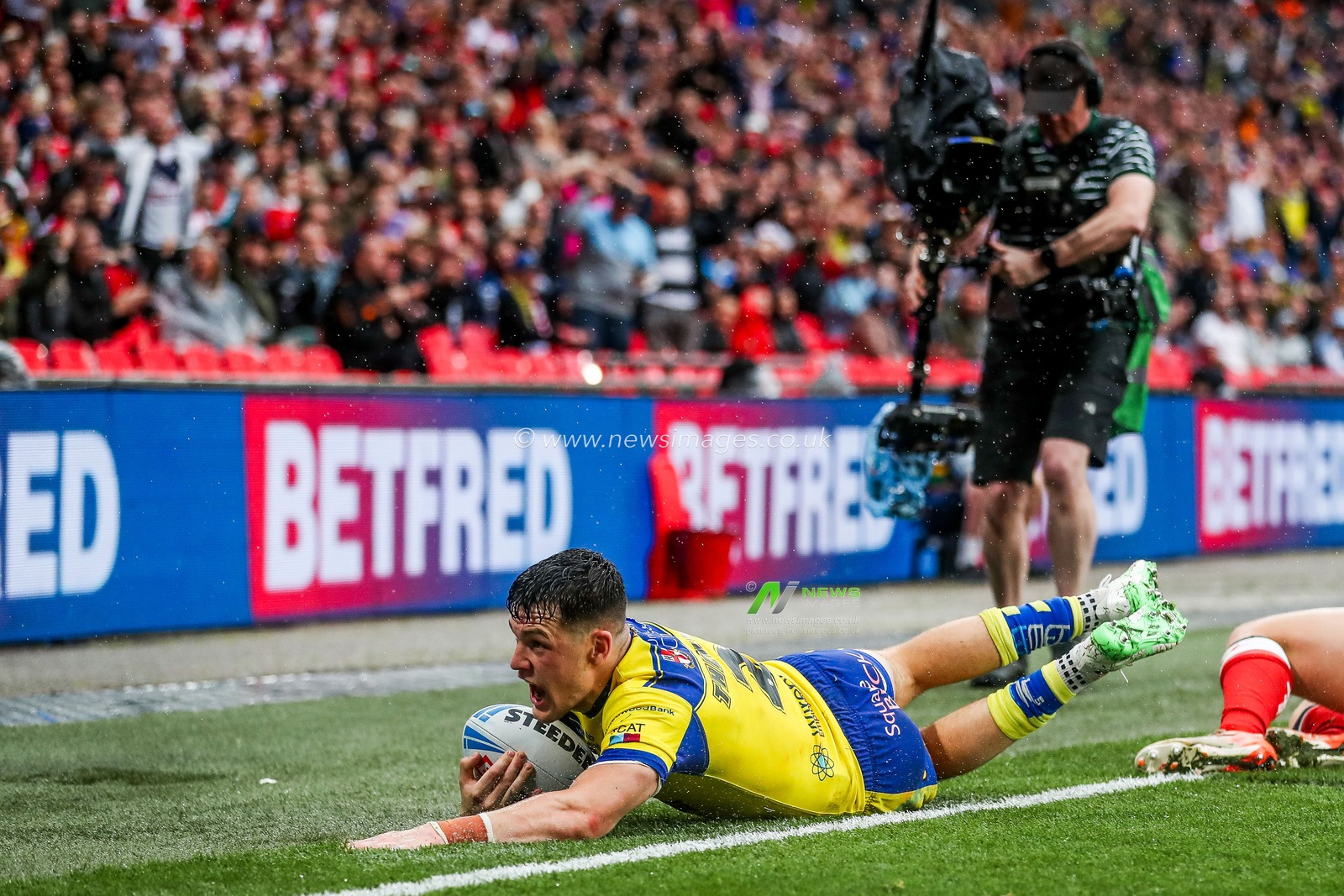 Josh Thewlis of Warrington Wolves goes over for a try during the Betfred Challenge Cup Final Warrington Wolves vs Hull KR at Wembley Stadium, London, United Kingdom, 7th June 2025

(Photo by Izzy Poles/News Images)