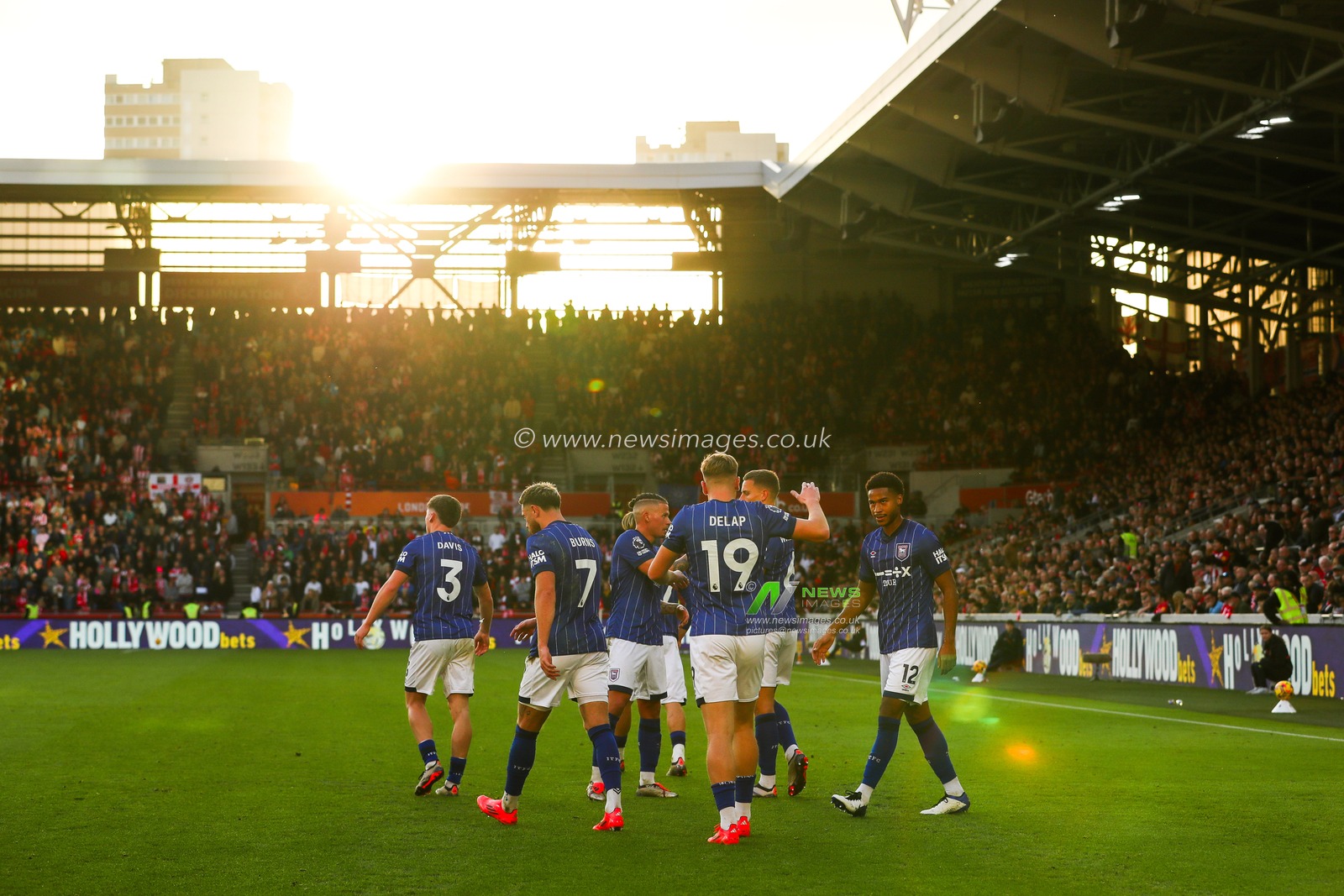 Liam Delap of Ipswich Town celebrates his goal with teammates as the sun sets during the Premier League match Brentford vs Ipswich Town at The Gtech Community Stadium, London, United Kingdom, 26th October 2024

(Photo by Izzy Poles/News Images)
