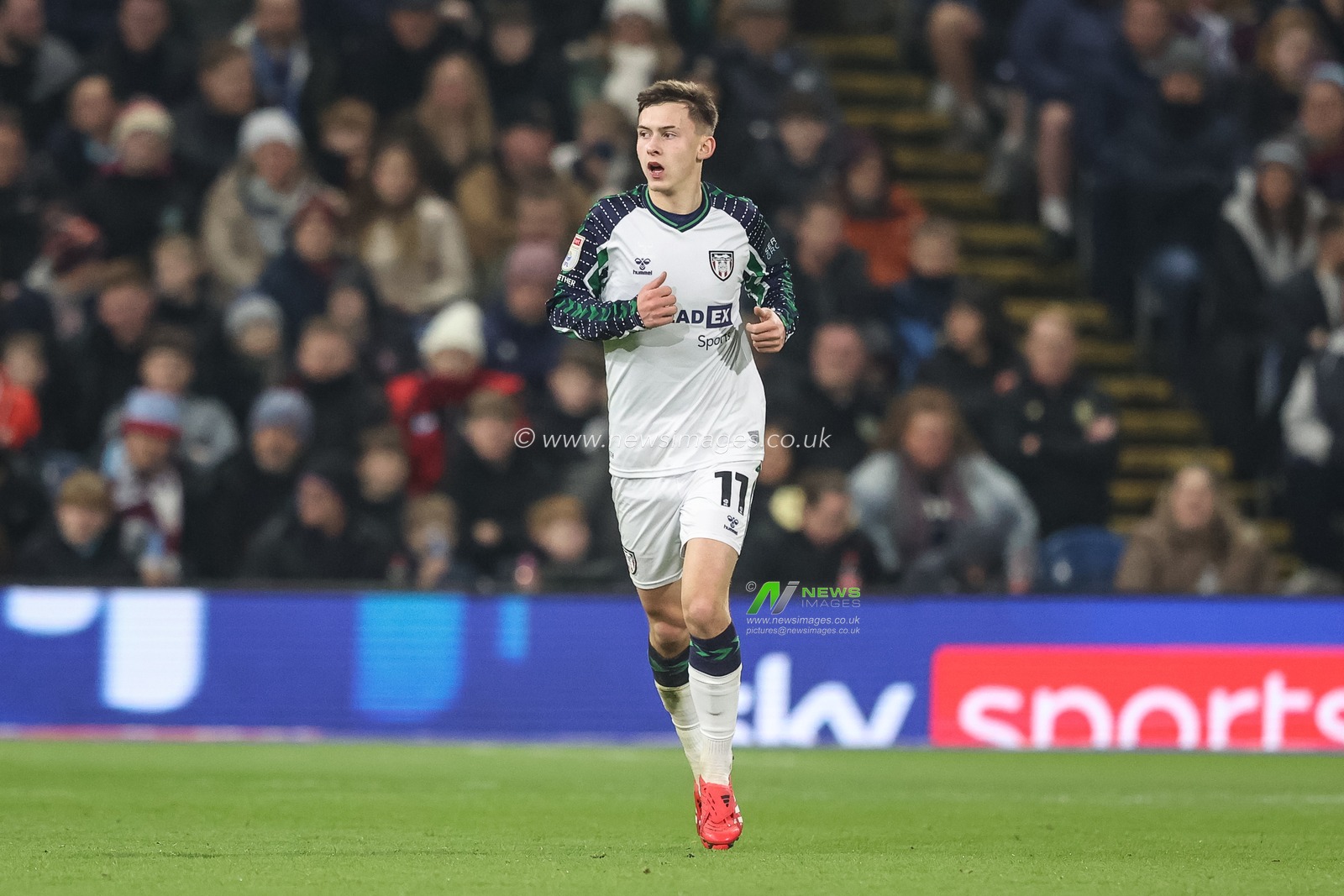 Chris Rigg of Sunderland during the Sky Bet Championship match Burnley vs Sunderland at Turf Moor, Burnley, United Kingdom, 17th January 2025

(Photo by Alfie Cosgrove/News Images)