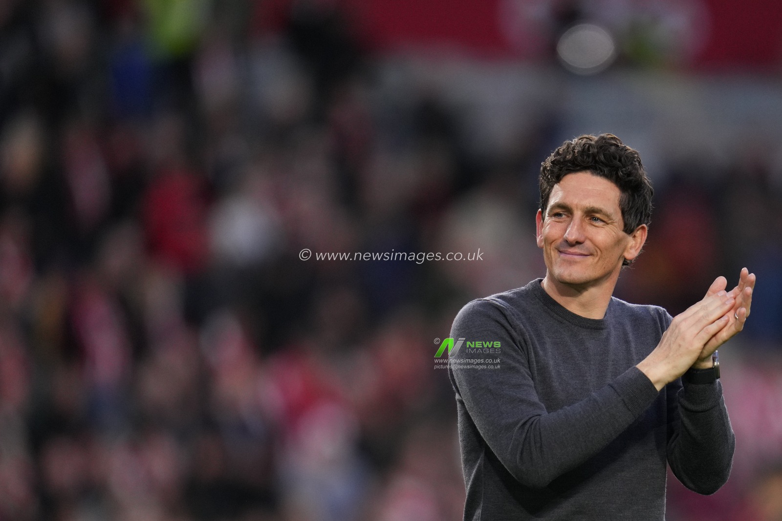 Keith Andrews manager of Brentford during the Premier League match Brentford vs Newcastle United at The Gtech Community Stadium, London, United Kingdom, 9th November 2025

(Photo by Harvey Murphy/News Images)

*** GER AUT SUI OUT ***