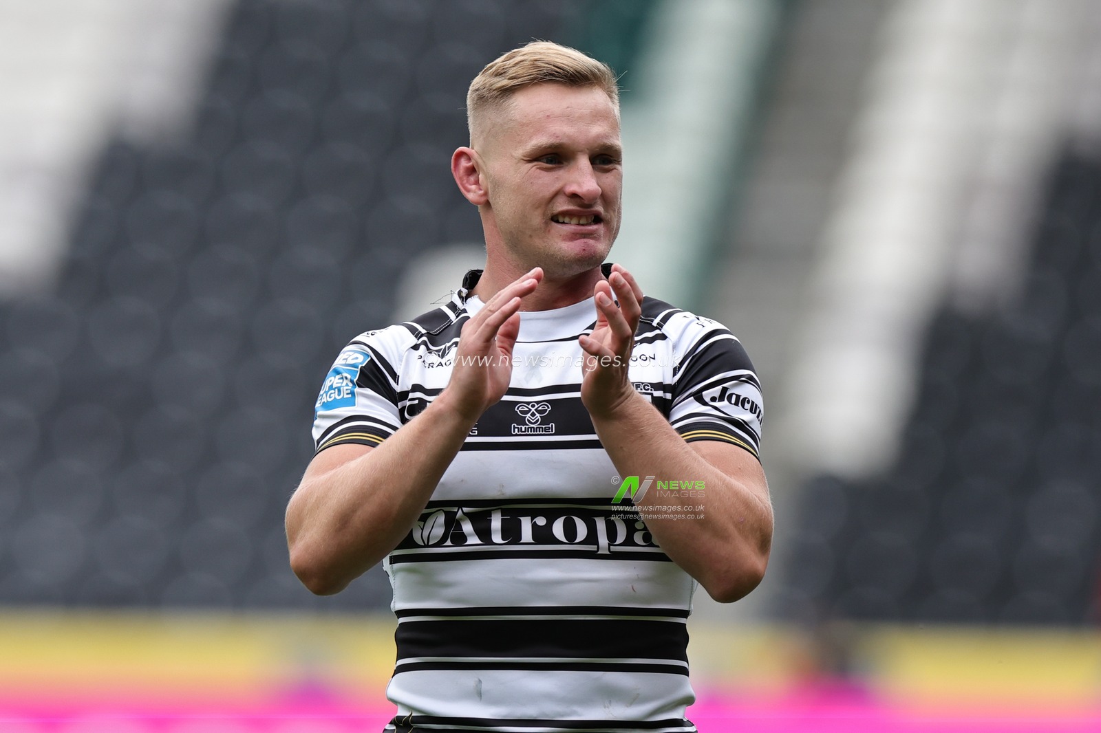 Brad Dwyer #33 of Hull FC applauds the home fans during the Betfred Super League Round 21 match Hull FC vs Wakefield Trinity at MKM Stadium, Hull, United Kingdom, 6th August 2023

(Photo by Mark Cosgrove/News Images)
