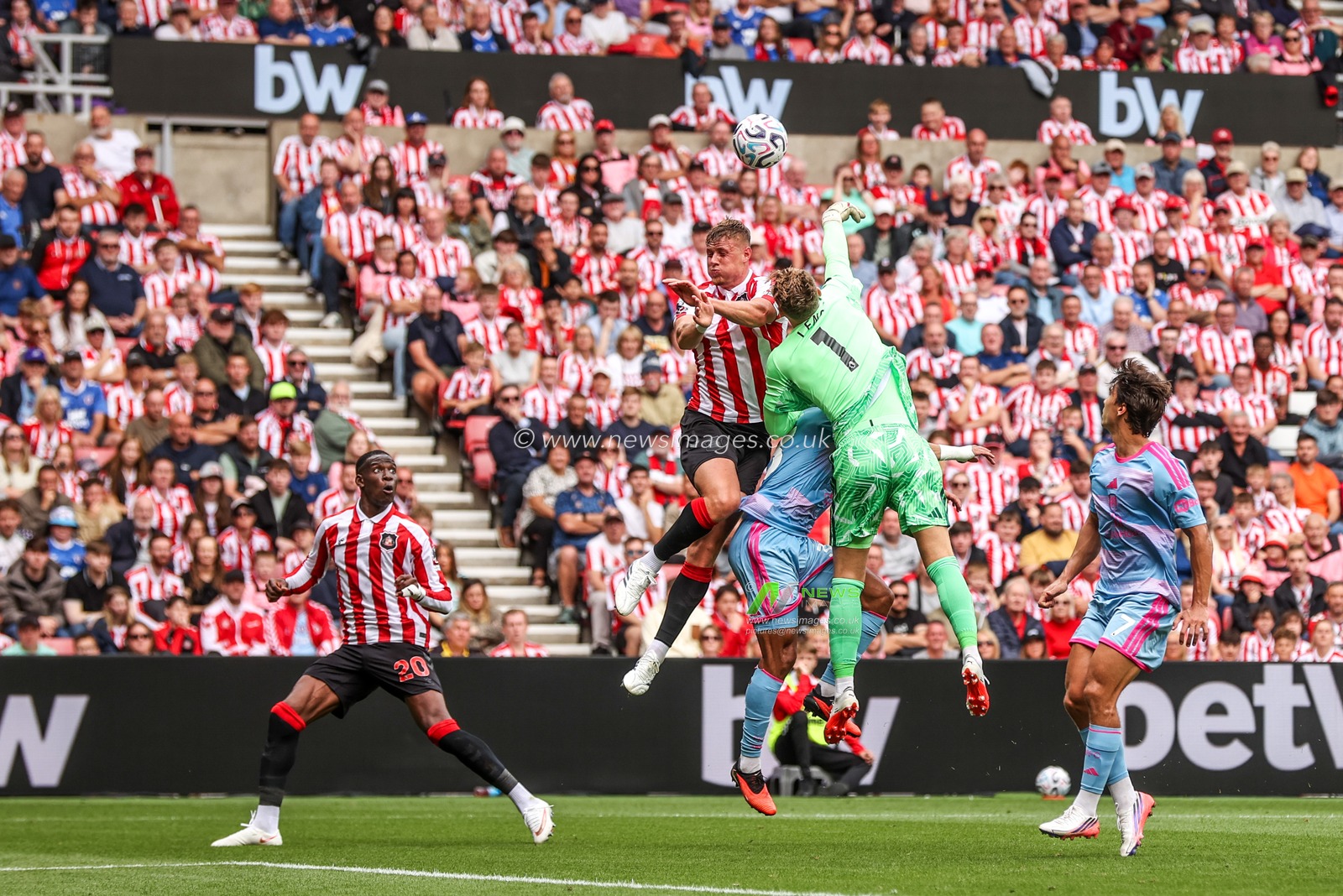 Fulham goalkeeper Bernd Leno punches the ball clear during the Premier League match Sunderland vs Fulham at Stadium Of Light, Sunderland, United Kingdom on 30 August 2026

(Photo by Alfie Cosgrove/News Images)