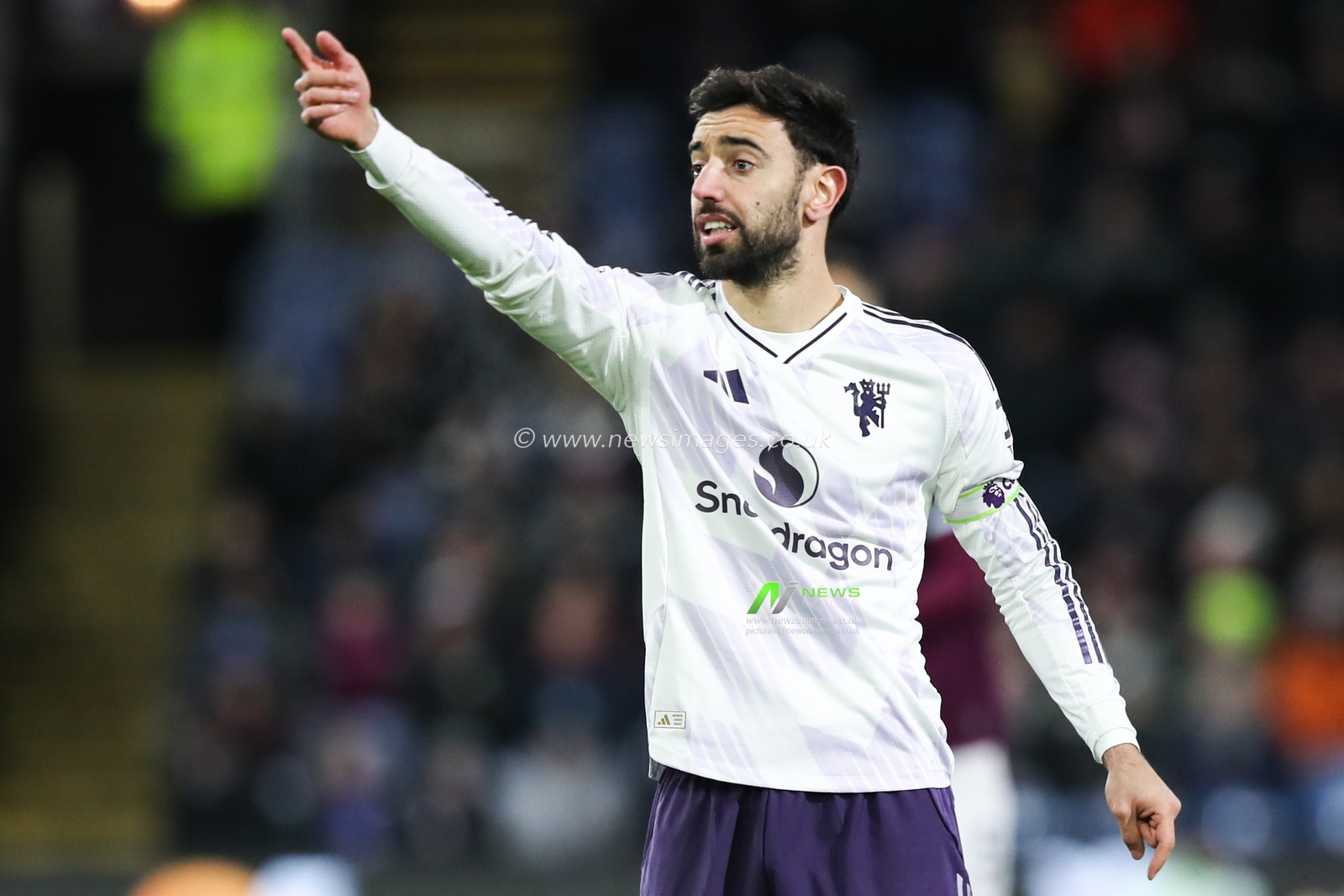 Bruno Fernandes of Manchester United during the Premier League match Burnley vs Manchester United at Turf Moor, Burnley, United Kingdom, 7th January 2026

(Photo by Jorge Horsted/News Images)

*** GER AUT SUI OUT ***
