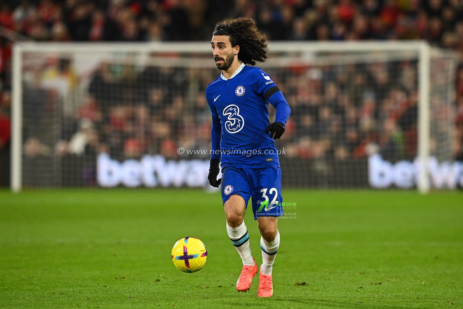 Marc Cucurella #32 of Chelsea makes a break with the ball during the Premier League match Nottingham Forest vs Chelsea at City Ground, Nottingham, United Kingdom, 1st January 2023

(Photo by Craig Thomas/News Images)