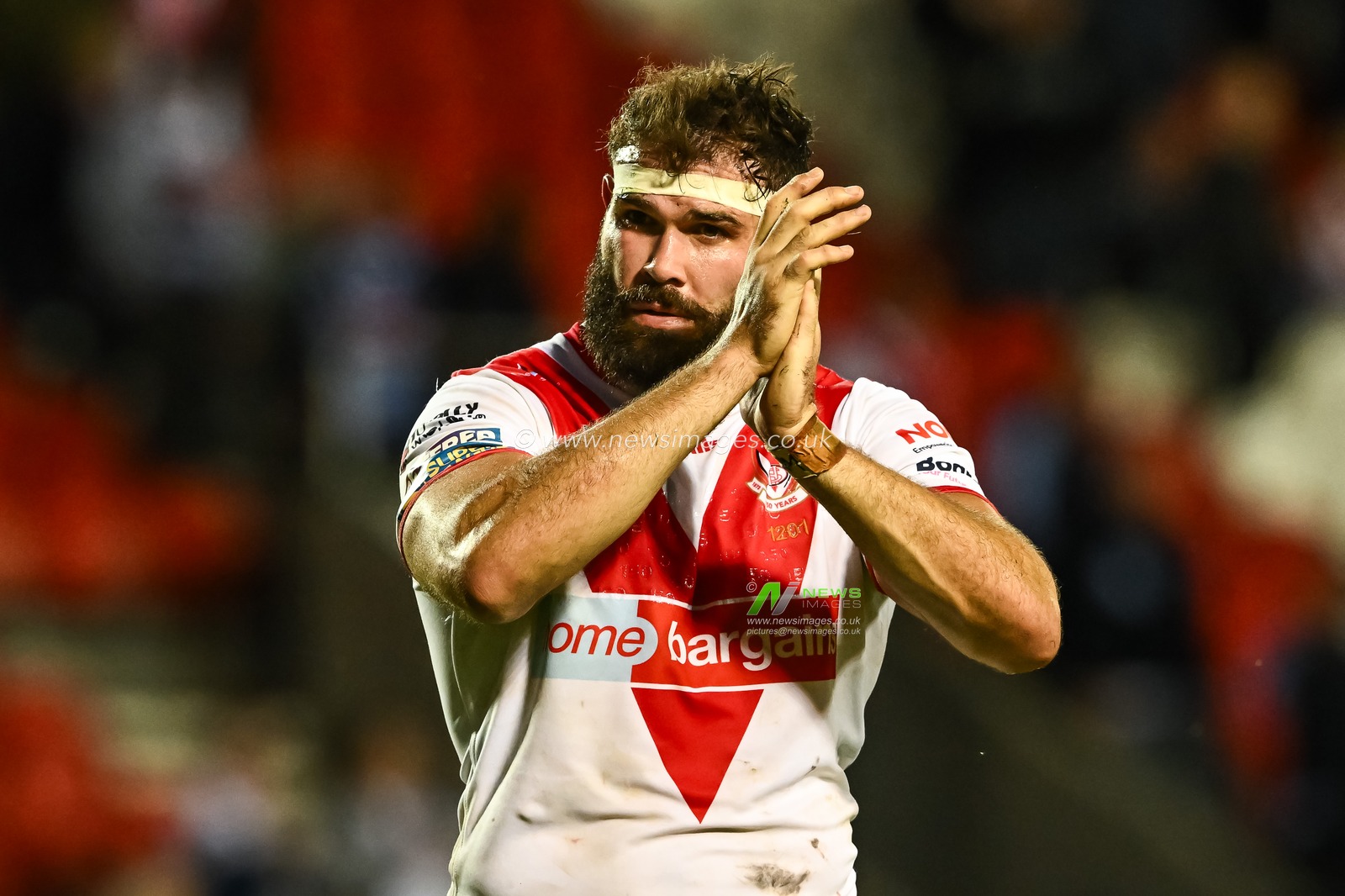 Alex Walmsley #8 of St Helens applauded the fans at the end of the gameduring the Betfred Super League Round 19 match St Helens vs Catalans Dragons at Totally Wicked Stadium, St Helens, United Kingdom, 13th July 2023

(Photo by Craig Thomas/News Images)