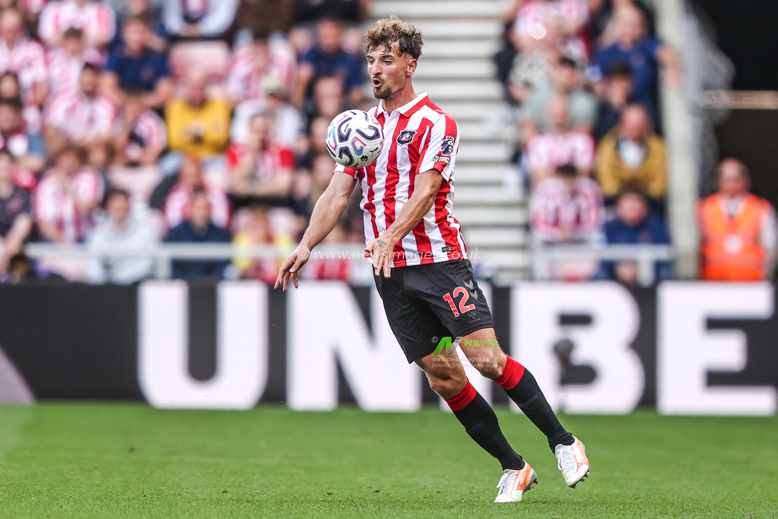 Thomas Meunier of Sunderland controls the ball during the Premier League match Sunderland vs Fulham at Stadium Of Light, Sunderland, United Kingdom on 30 August 2026

(Photo by Alfie Cosgrove/News Images)