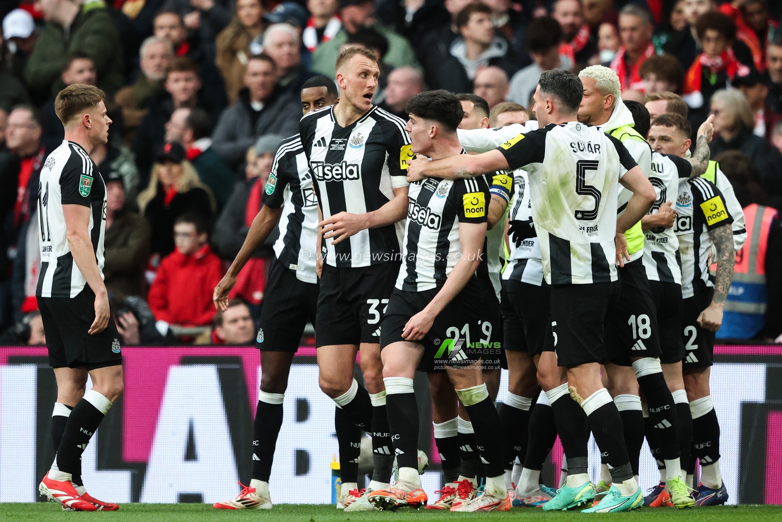 Dan Burn of Newcastle United celebrates his goal to make it 0-1 during the Carabao Cup Final match Liverpool vs Newcastle United at Wembley Stadium , London, United Kingdom, 16th March 2025

(Photo by Alfie Cosgrove/News Images)