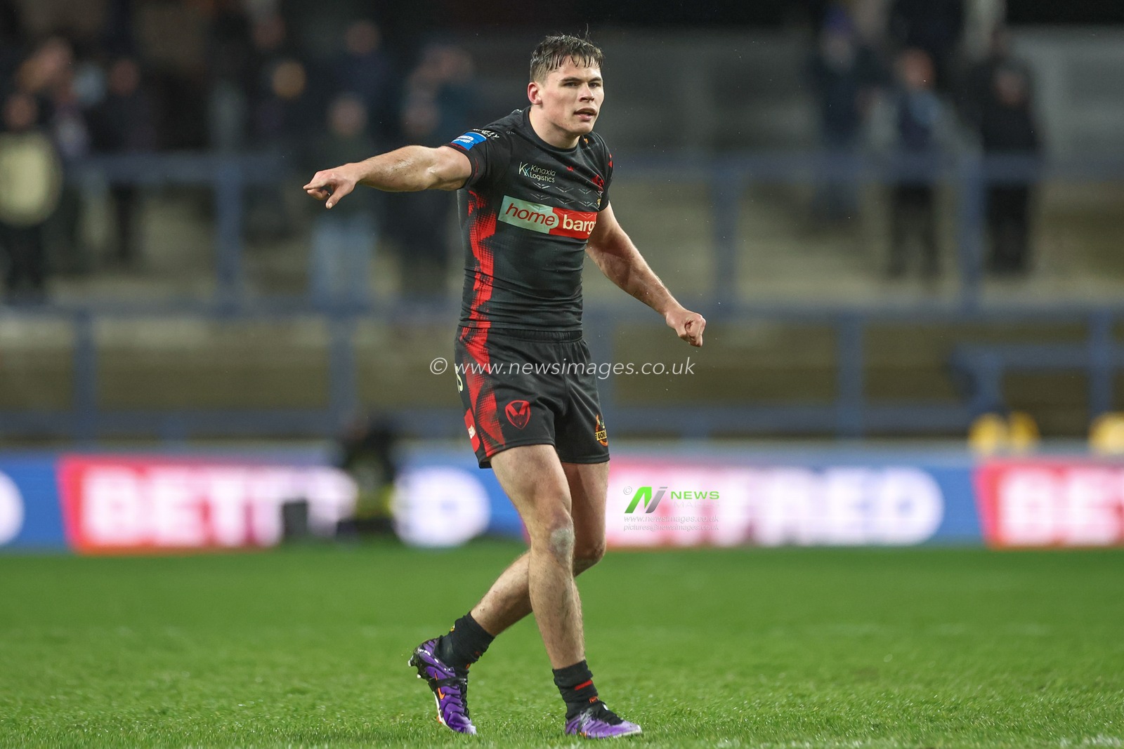 Jack Welsby of St. Helens gives teams mates instructions during the Betfred Challenge Cup Sixth Round match Leeds Rhinos vs St Helens at Headingley Stadium, Leeds, United Kingdom, 22nd March 2024

(Photo by Mark Cosgrove/News Images)
