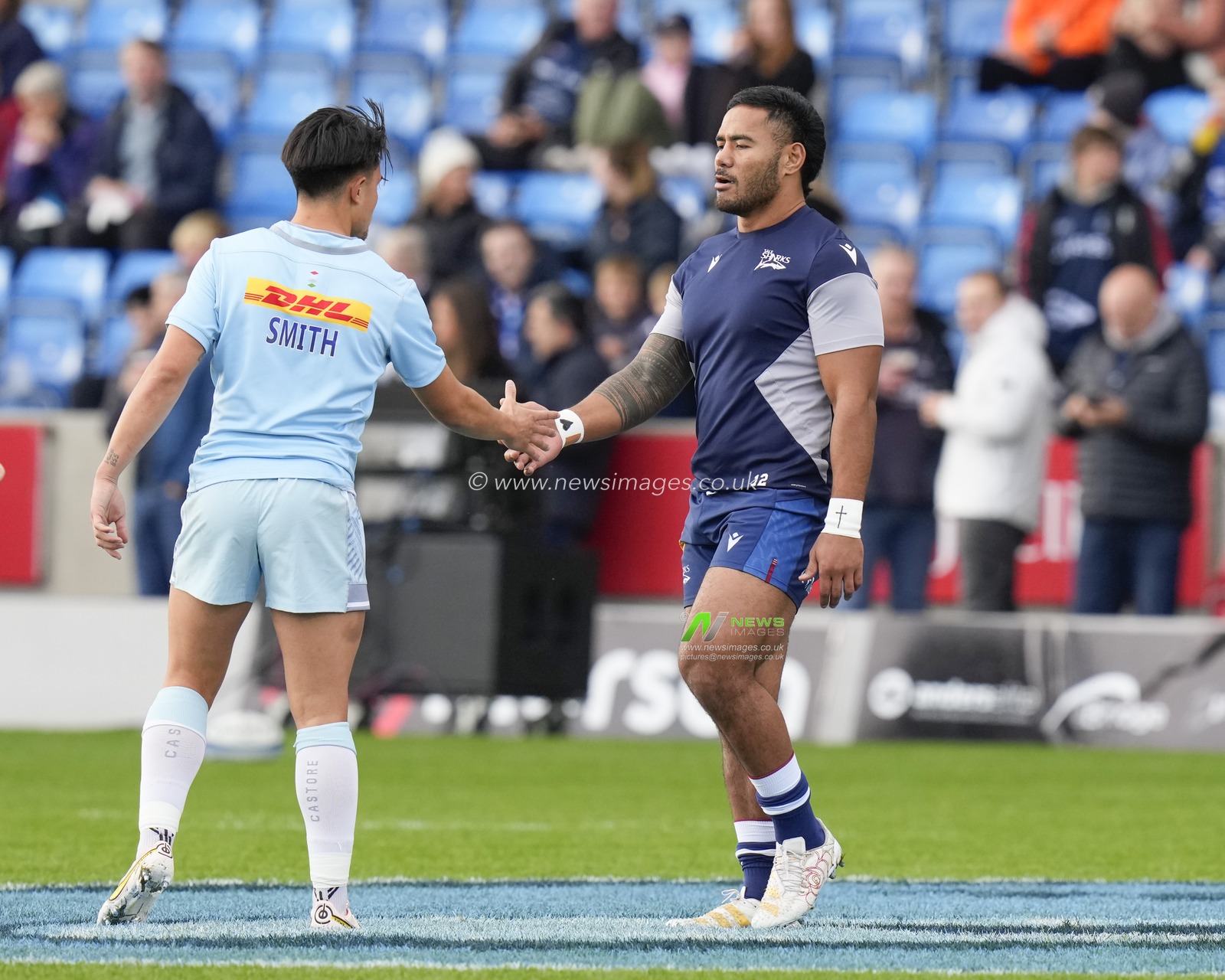 Marcus Smith #10 of Harlequins shakes hands with England colleague Manu Tuilagi #12 of Sale Sharks before his 100th Premiership game for Quins at the Gallagher Premiership match Sale Sharks vs Harlequins at AJ Bell Stadium, Eccles, United Kingdom, 23rd October 2022

(Photo by Steve Flynn/News Images)
