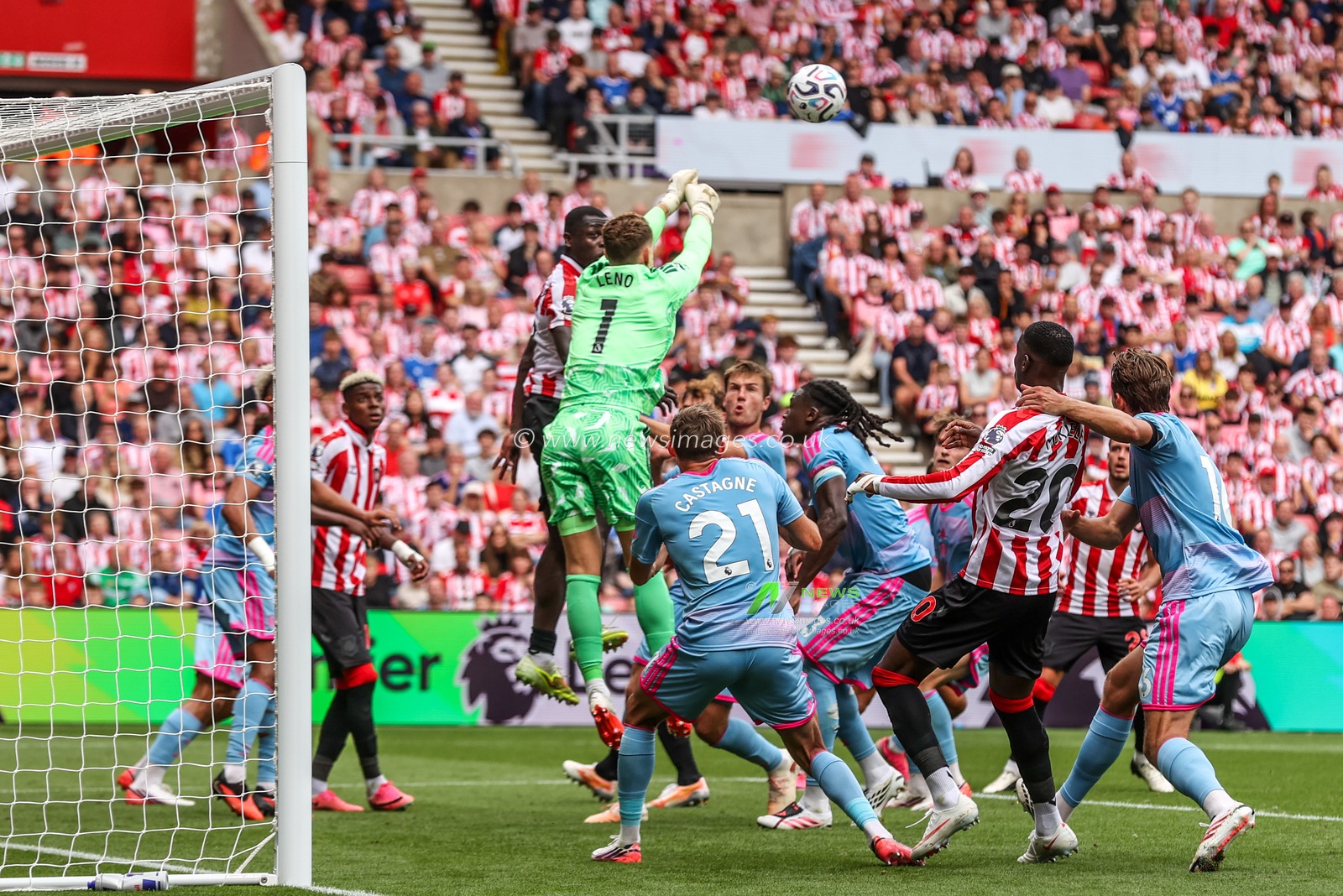 Fulham goalkeeper Bernd Leno punches the ball clear during the Premier League match Sunderland vs Fulham at Stadium Of Light, Sunderland, United Kingdom on 30 August 2026

(Photo by Alfie Cosgrove/News Images)