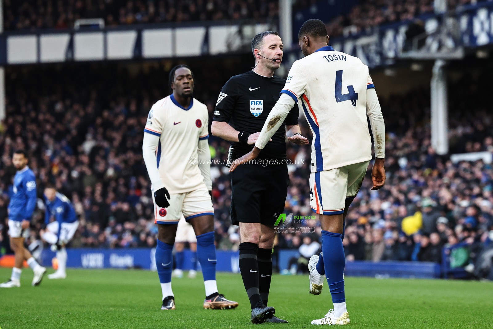Tosin Adarabioyo of Chelsea talks to referee Chris Kavanagh during the Premier League match Everton vs Chelsea at Goodison Park, Liverpool, United Kingdom, 22nd December 2024

(Photo by Mark Cosgrove/News Images)