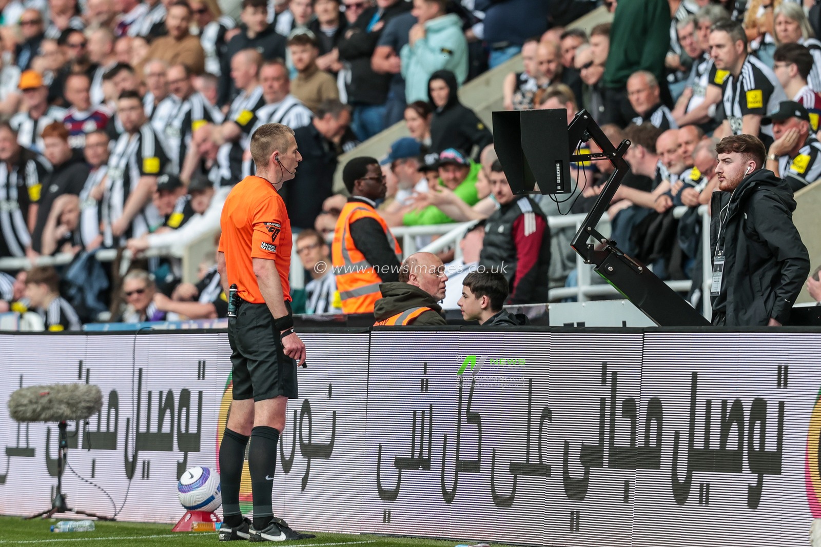 referee Michael Salisbury checks the VAR screen for a potential penalty during the Premier League match Newcastle United vs Ipswich Town at St. James's Park, Newcastle, United Kingdom, 25th April 2025

(Photo by Richard Bierton/News Images)