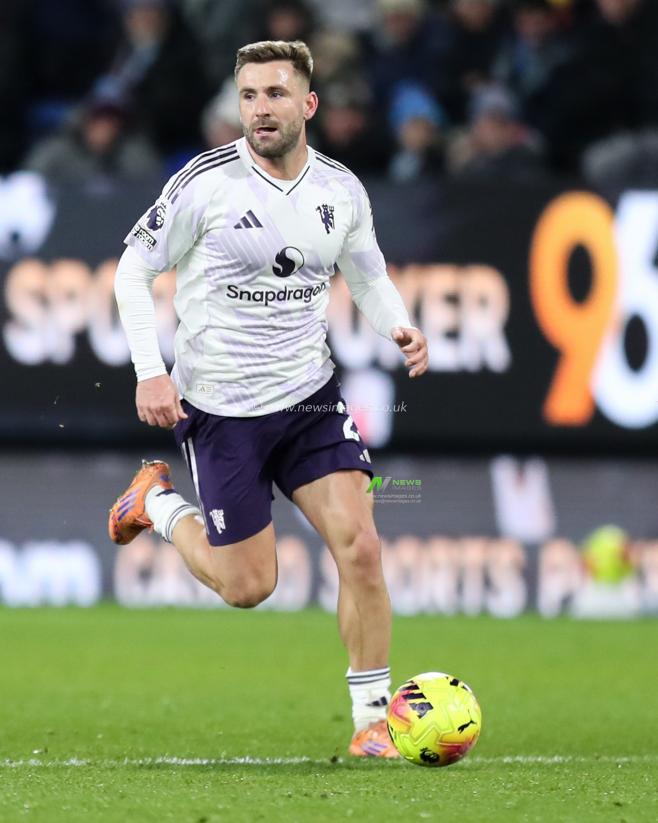 Luke Shaw of Manchester United with ball at his feet during the Premier League match Burnley vs Manchester United at Turf Moor, Burnley, United Kingdom, 7th January 2026

(Photo by Jorge Horsted/News Images)

*** GER AUT SUI OUT ***