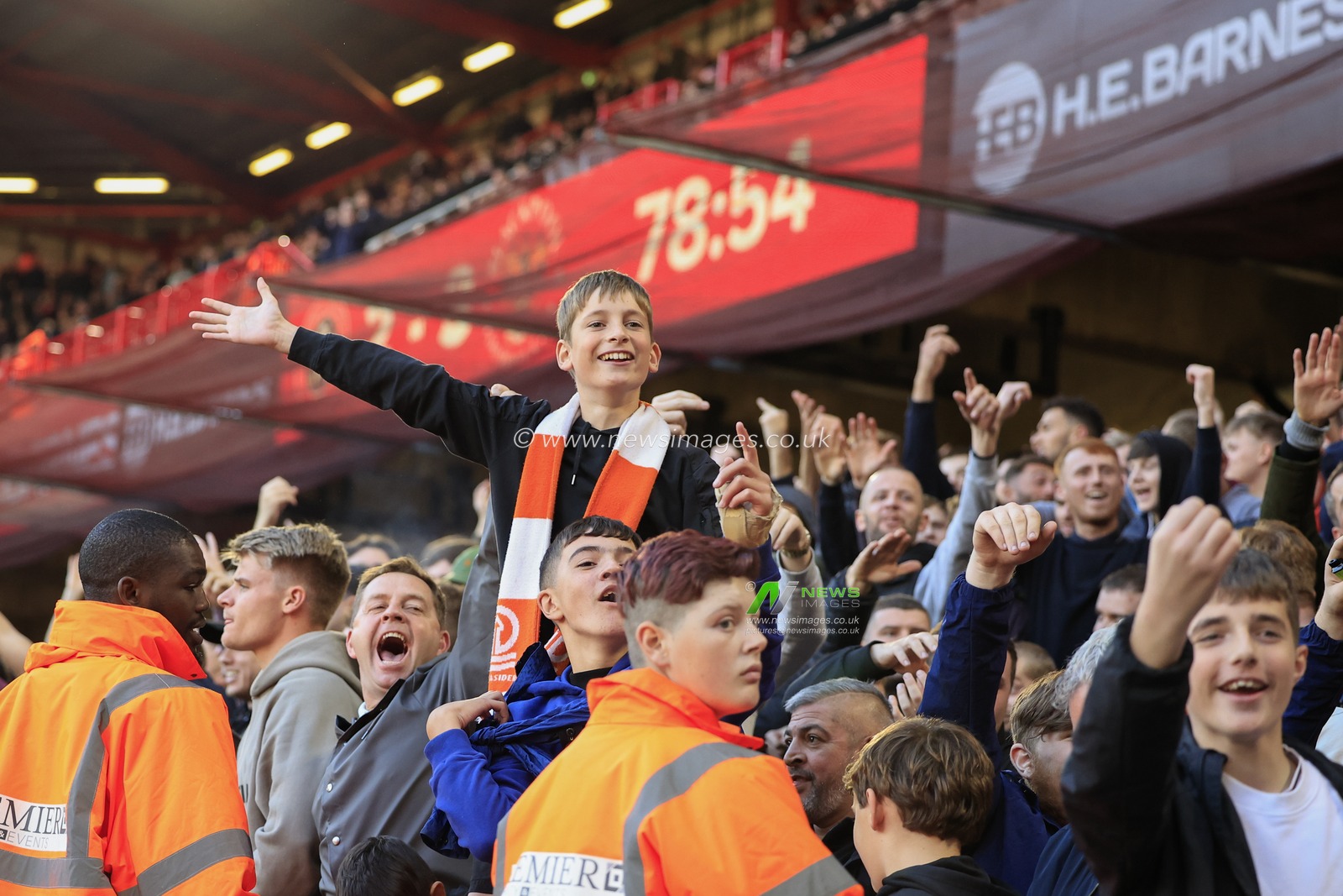 Blackpool fans enjoying the match during the Sky Bet Championship match Sheffield United vs Blackpool at Bramall Lane, Sheffield, United Kingdom, 15th October 2022

(Photo by Conor Molloy/News Images)