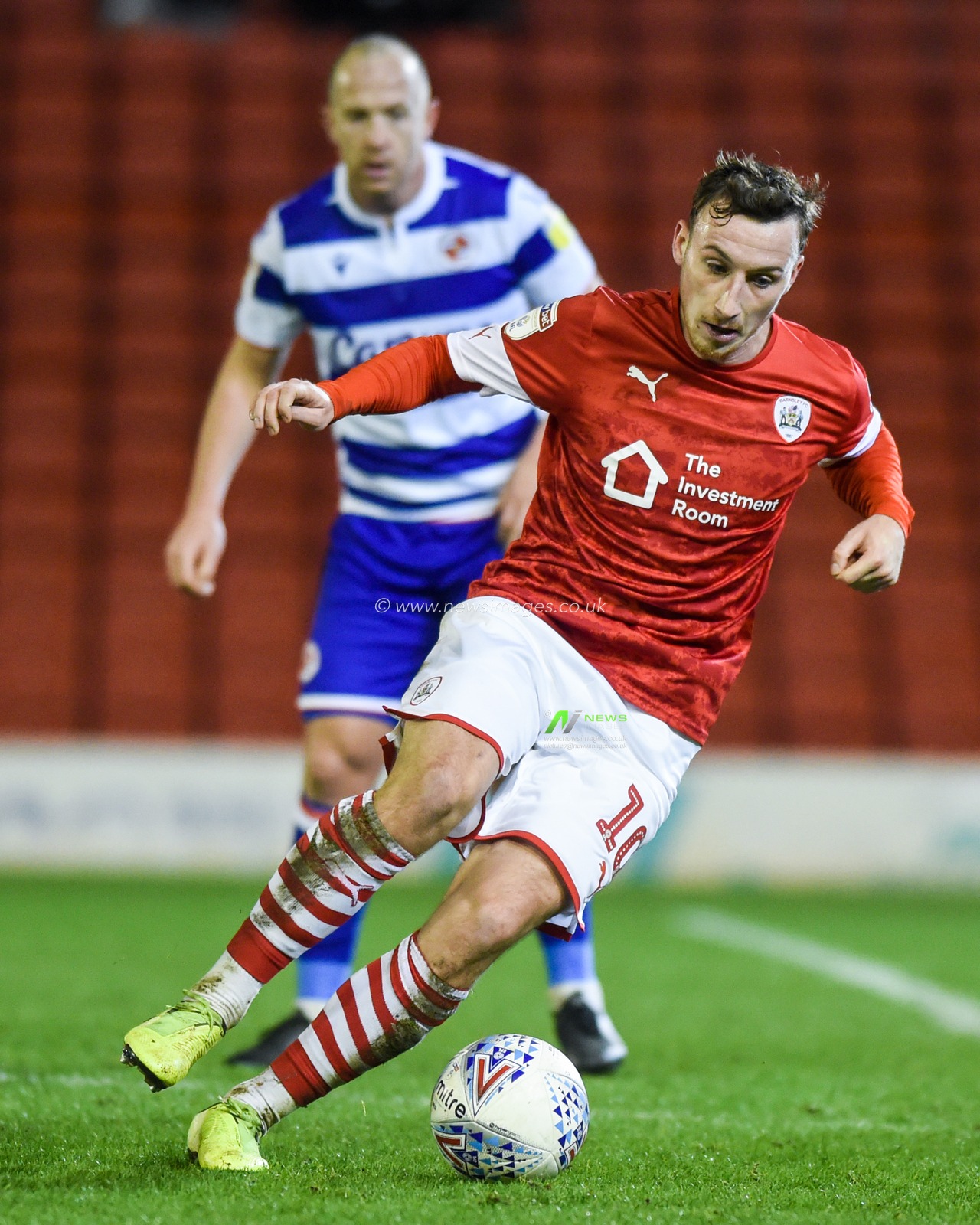 11th December 2019, Oakwell, Barnsley, England; Sky Bet Championship, Barnsley v Reading : Mike Bahre (10) of Barnsley FC with the ball 

Credit: Dean Williams/News Images